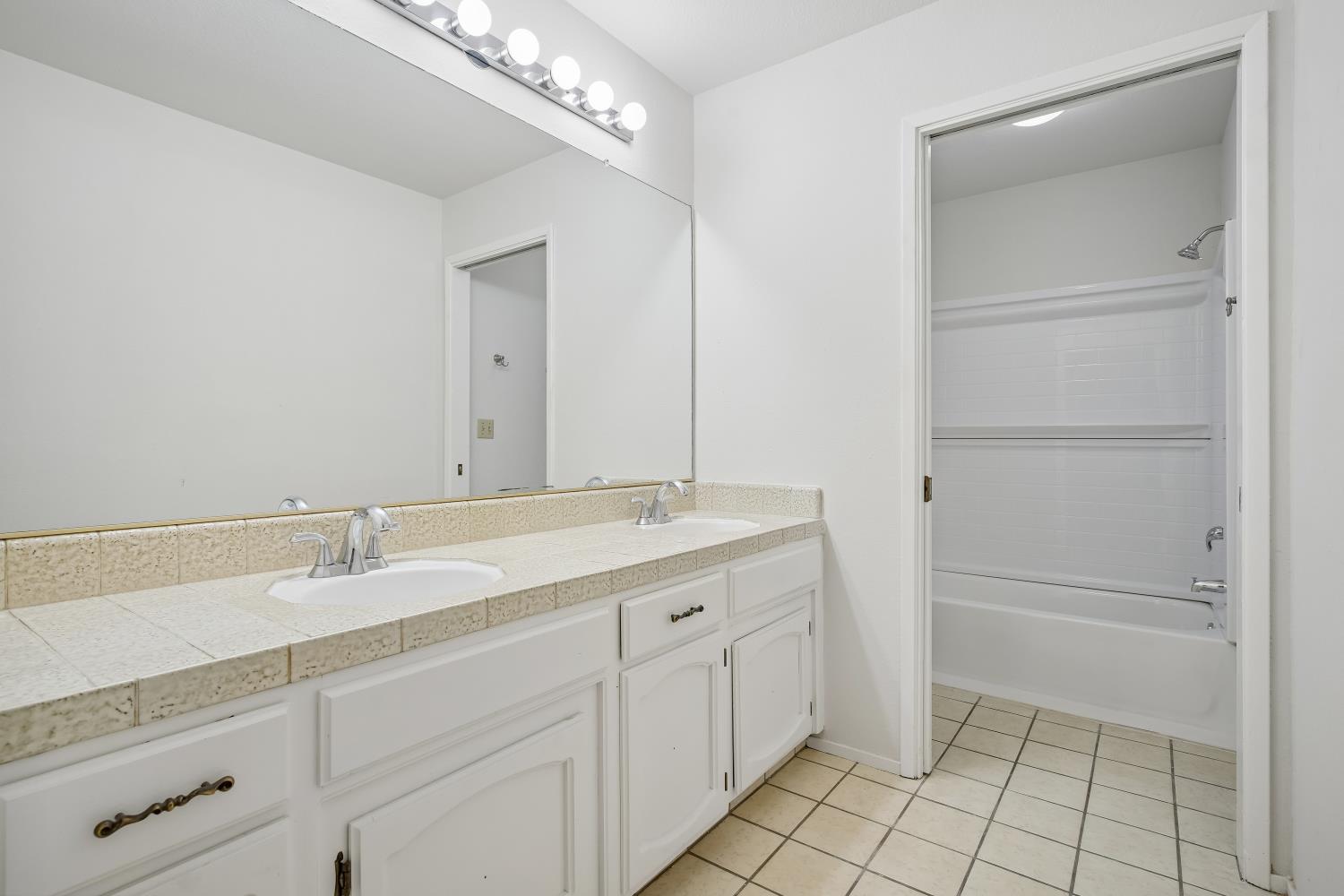 2100 Sandpoint Dr, Modesto, CA 95358