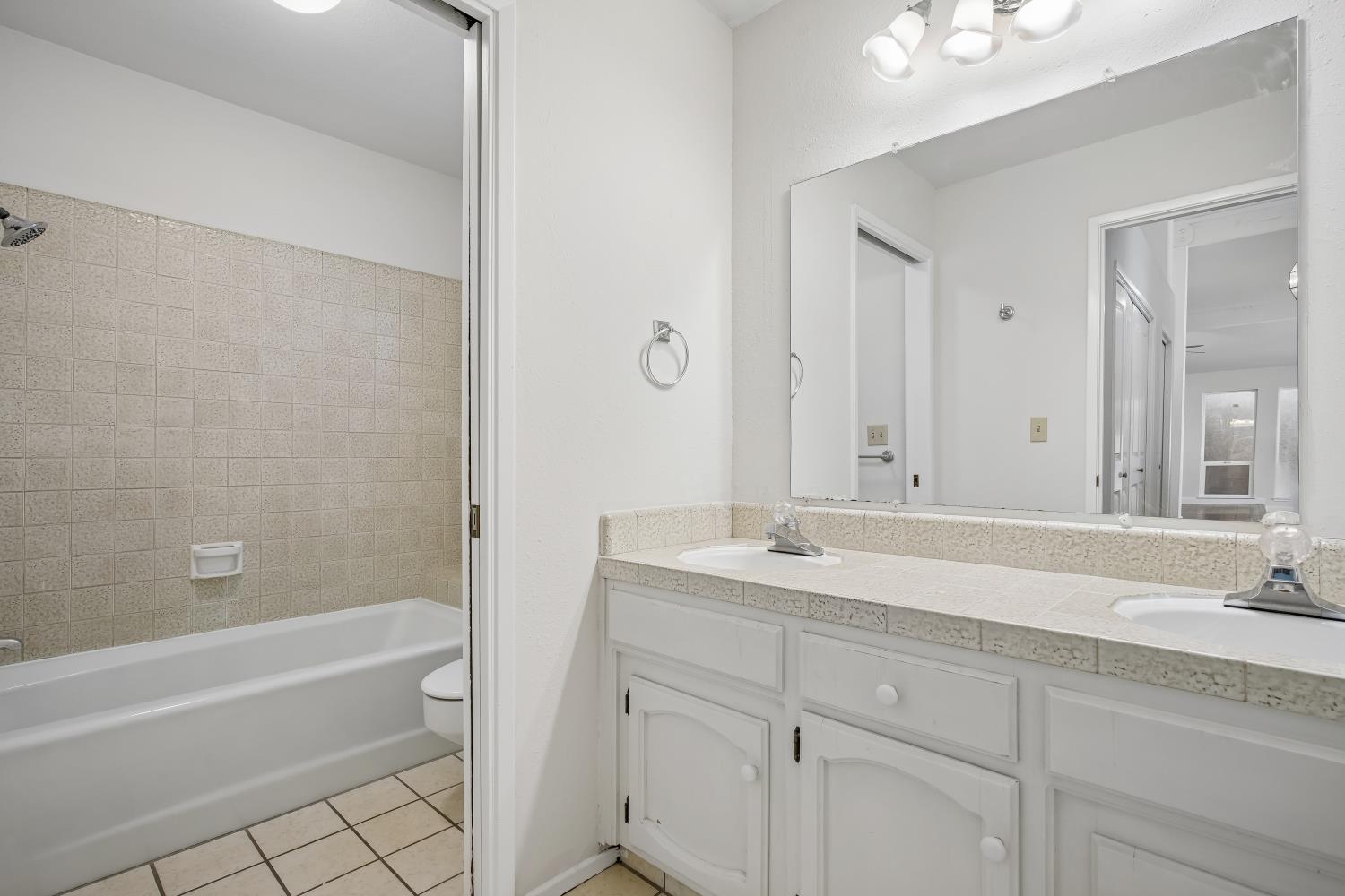 2100 Sandpoint Dr, Modesto, CA 95358