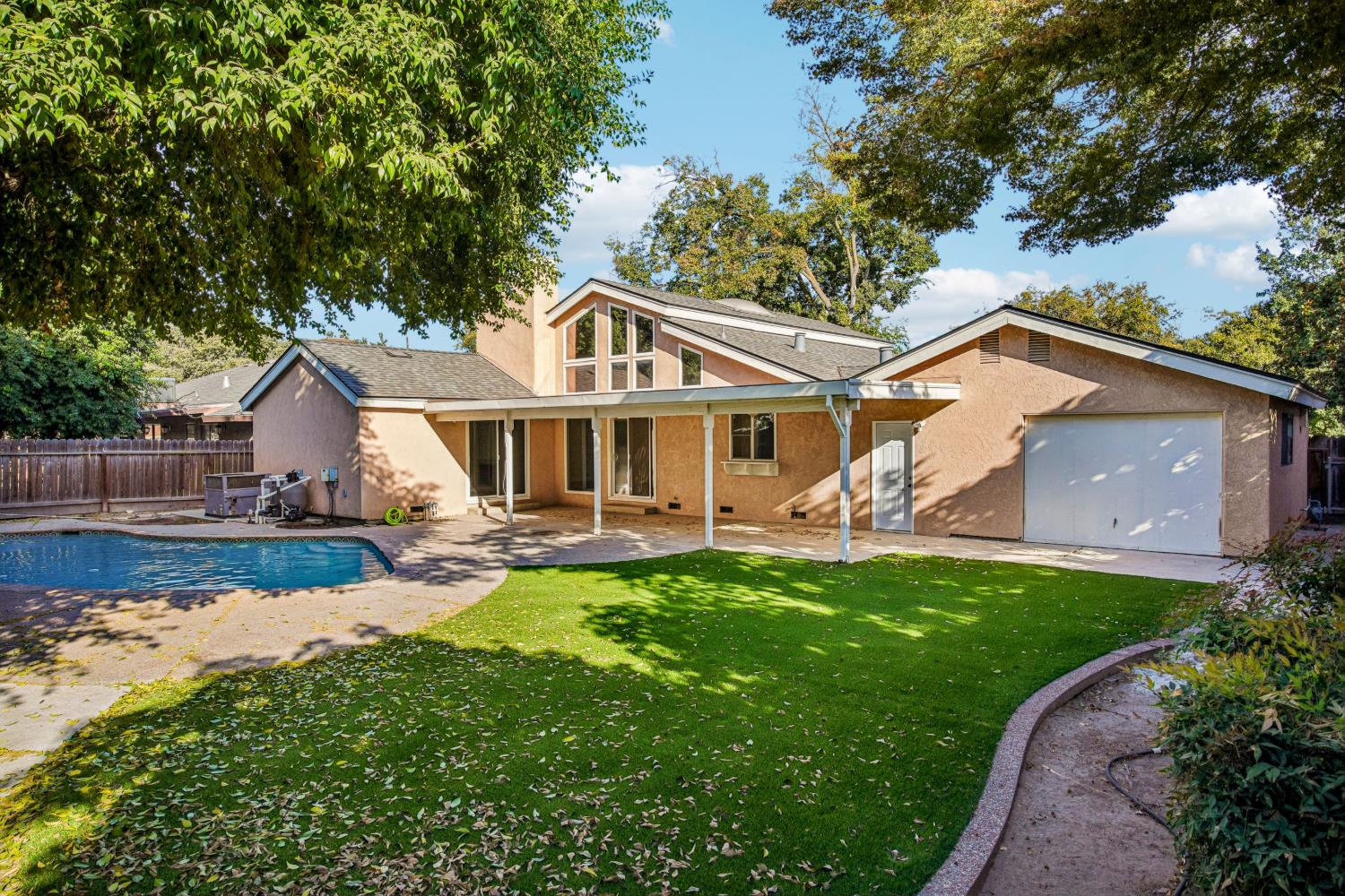 2100 Sandpoint Dr, Modesto, CA 95358