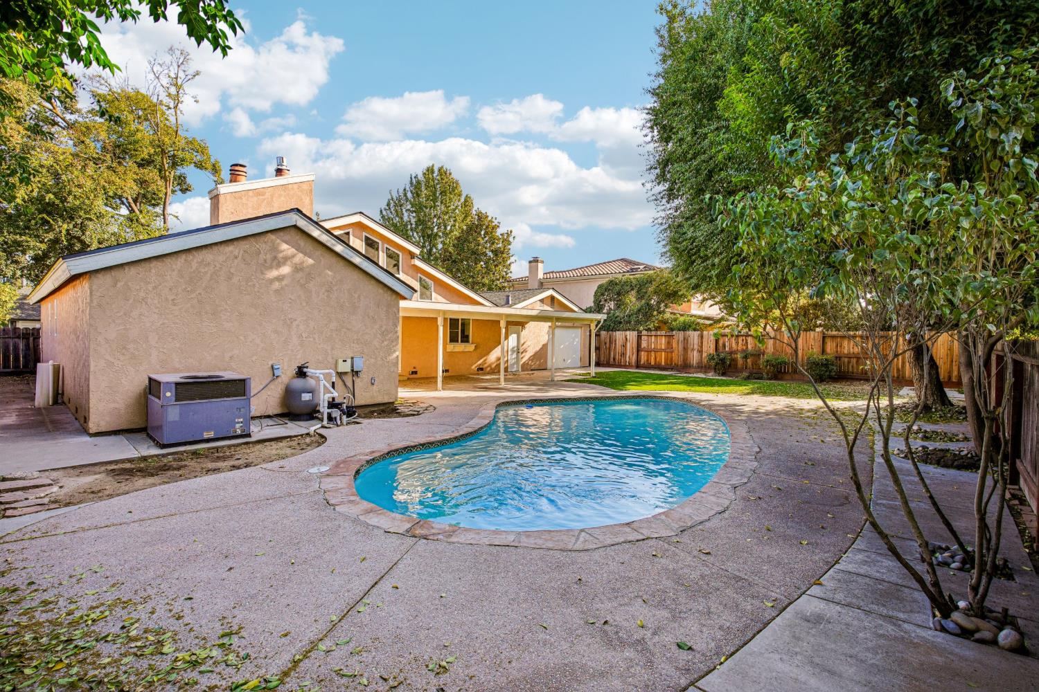 2100 Sandpoint Dr, Modesto, CA 95358