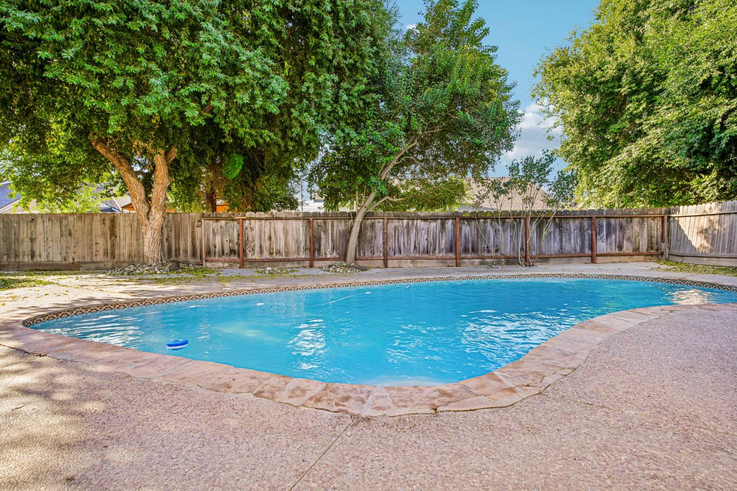 2100 Sandpoint Dr, Modesto, CA 95358