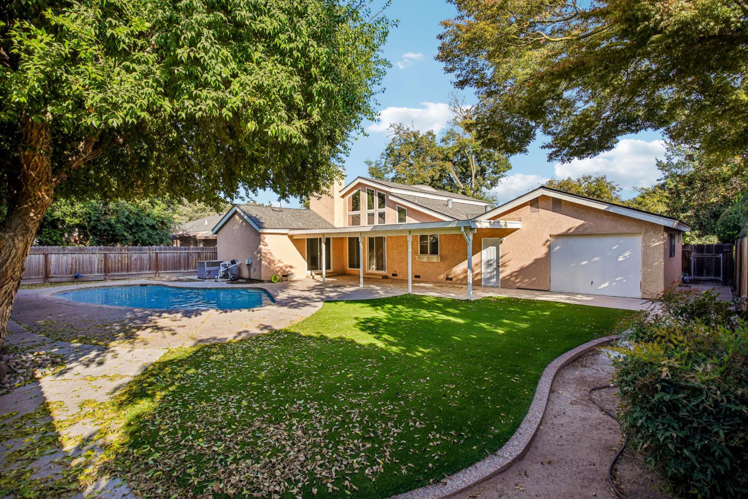 2100 Sandpoint Dr, Modesto, CA 95358