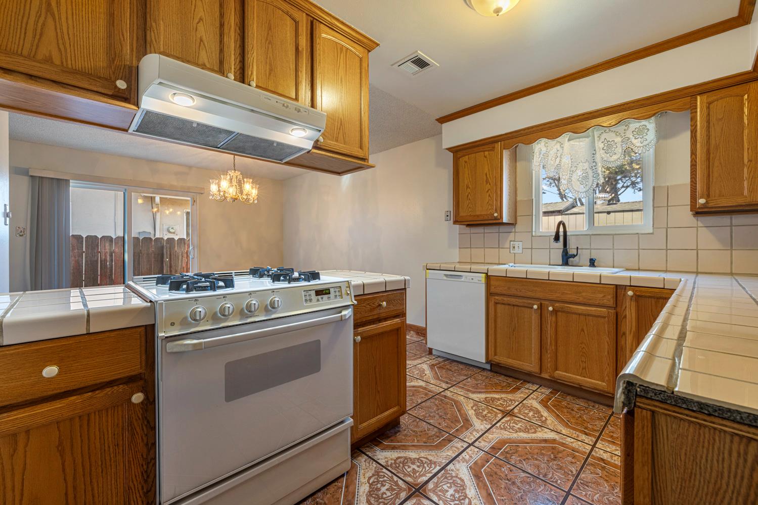 913 Sylvia St, Gustine, CA 95322