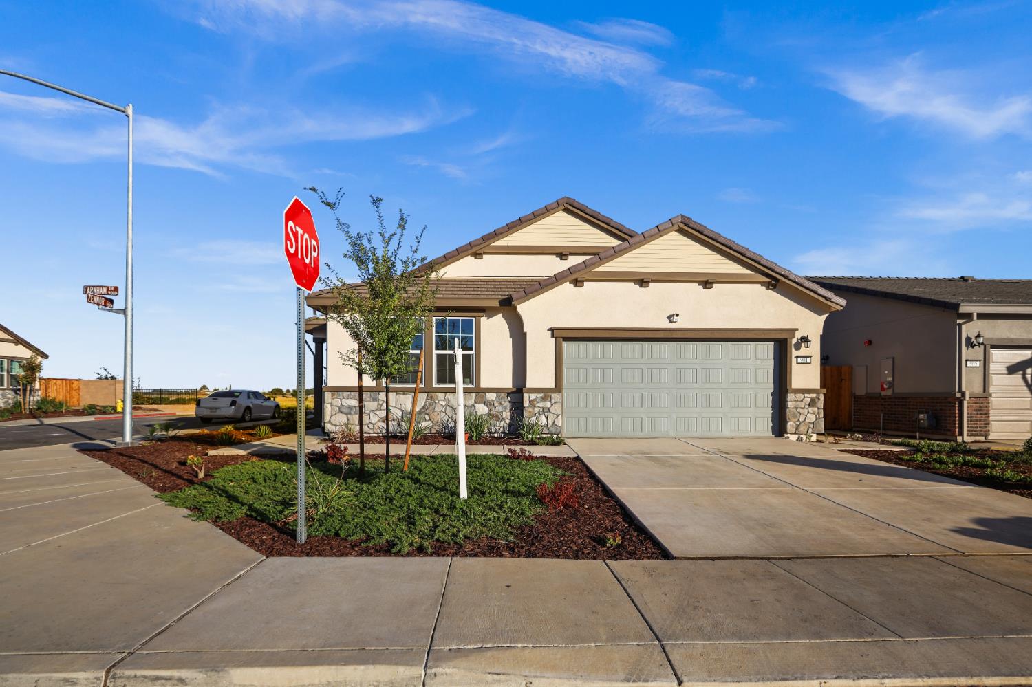901 Farnham Dr, Patterson, CA 95363