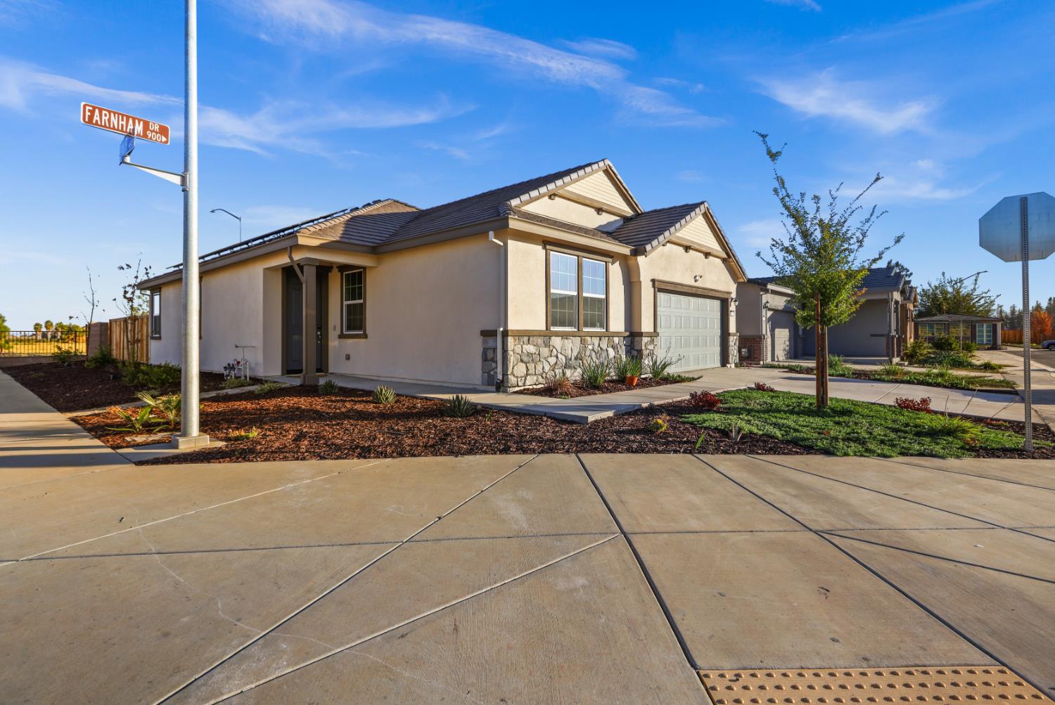 901 Farnham Dr, Patterson, CA 95363