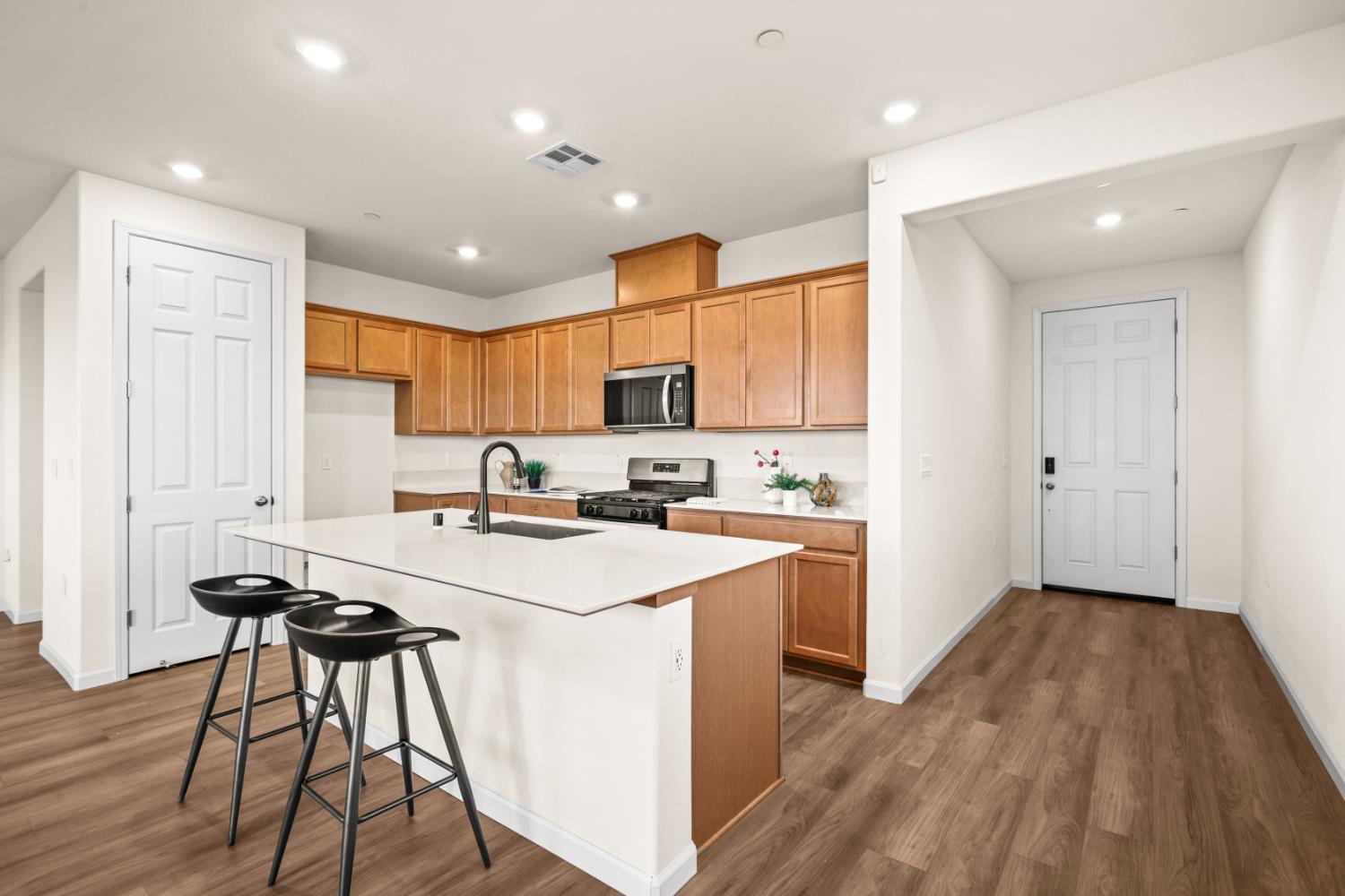 901 Farnham Dr, Patterson, CA 95363