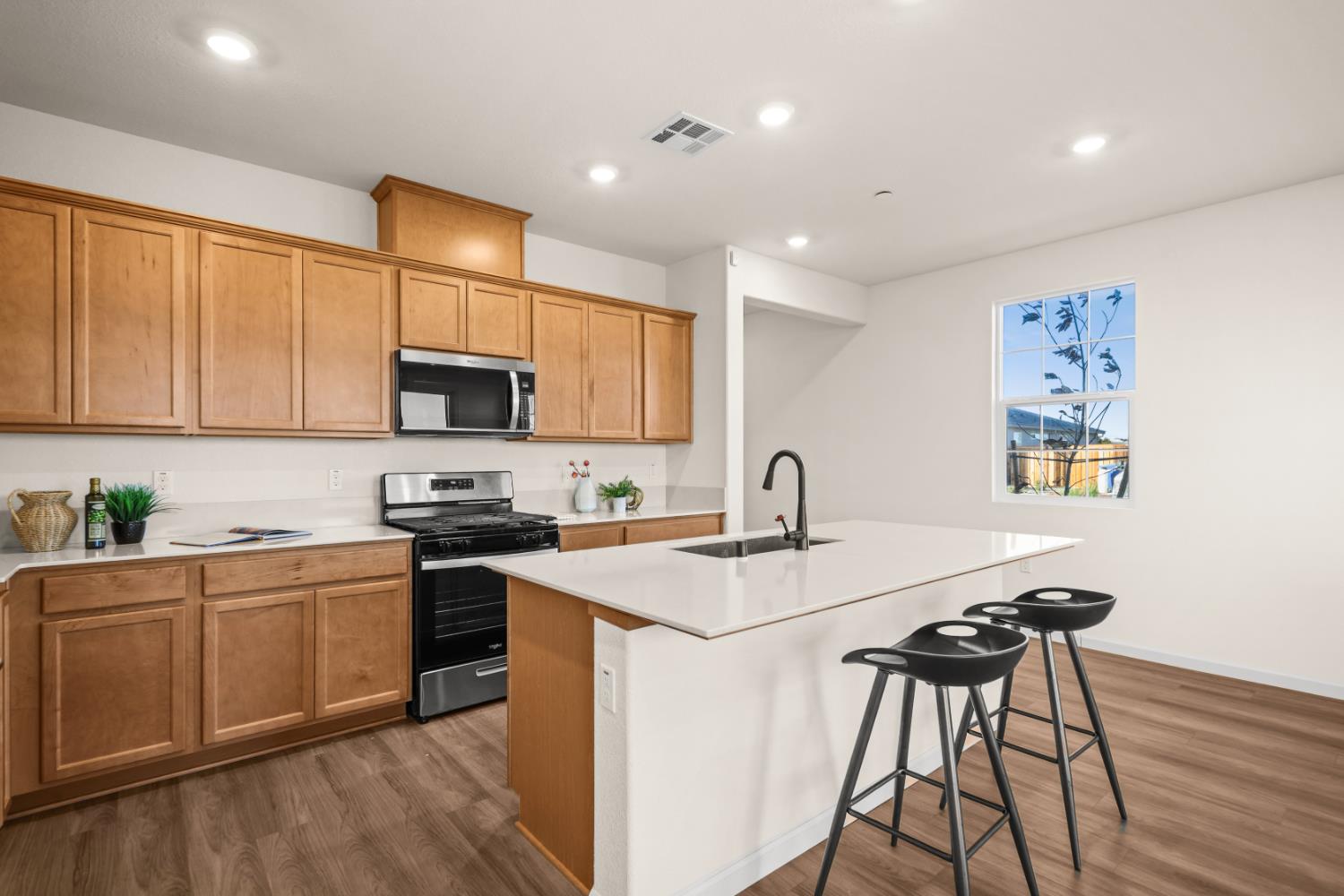901 Farnham Dr, Patterson, CA 95363