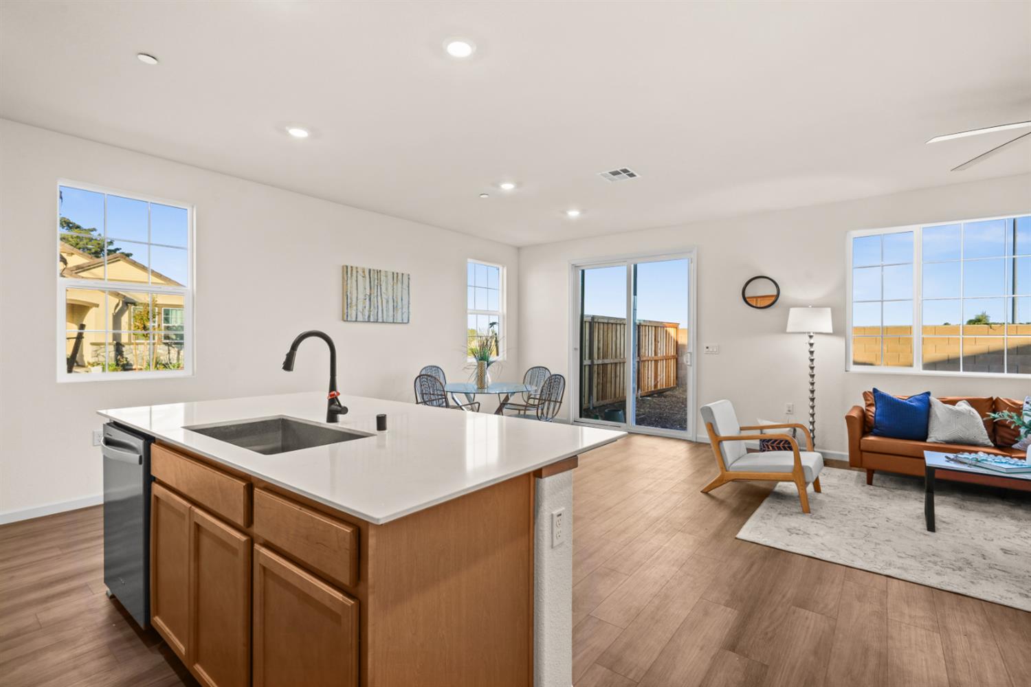 901 Farnham Dr, Patterson, CA 95363