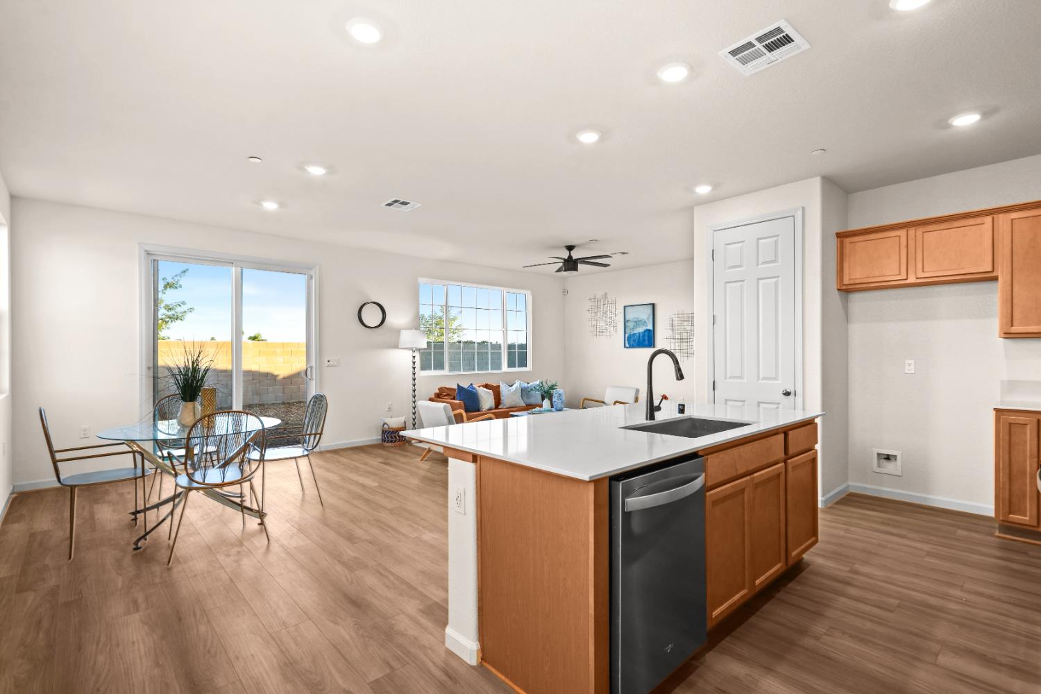 901 Farnham Dr, Patterson, CA 95363