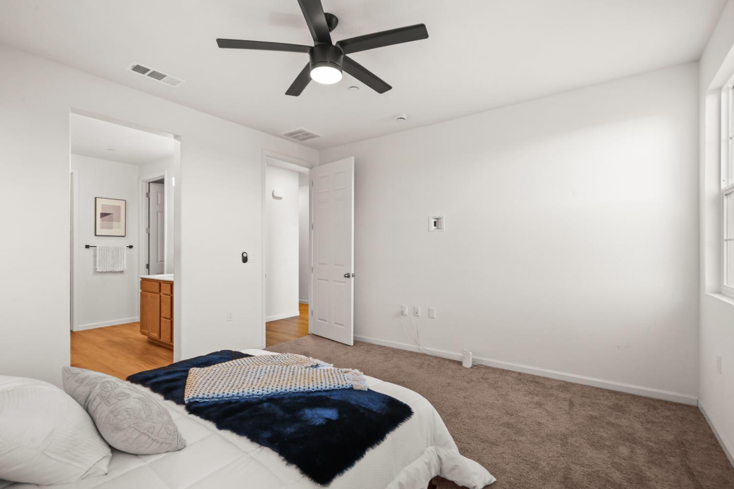 901 Farnham Dr, Patterson, CA 95363
