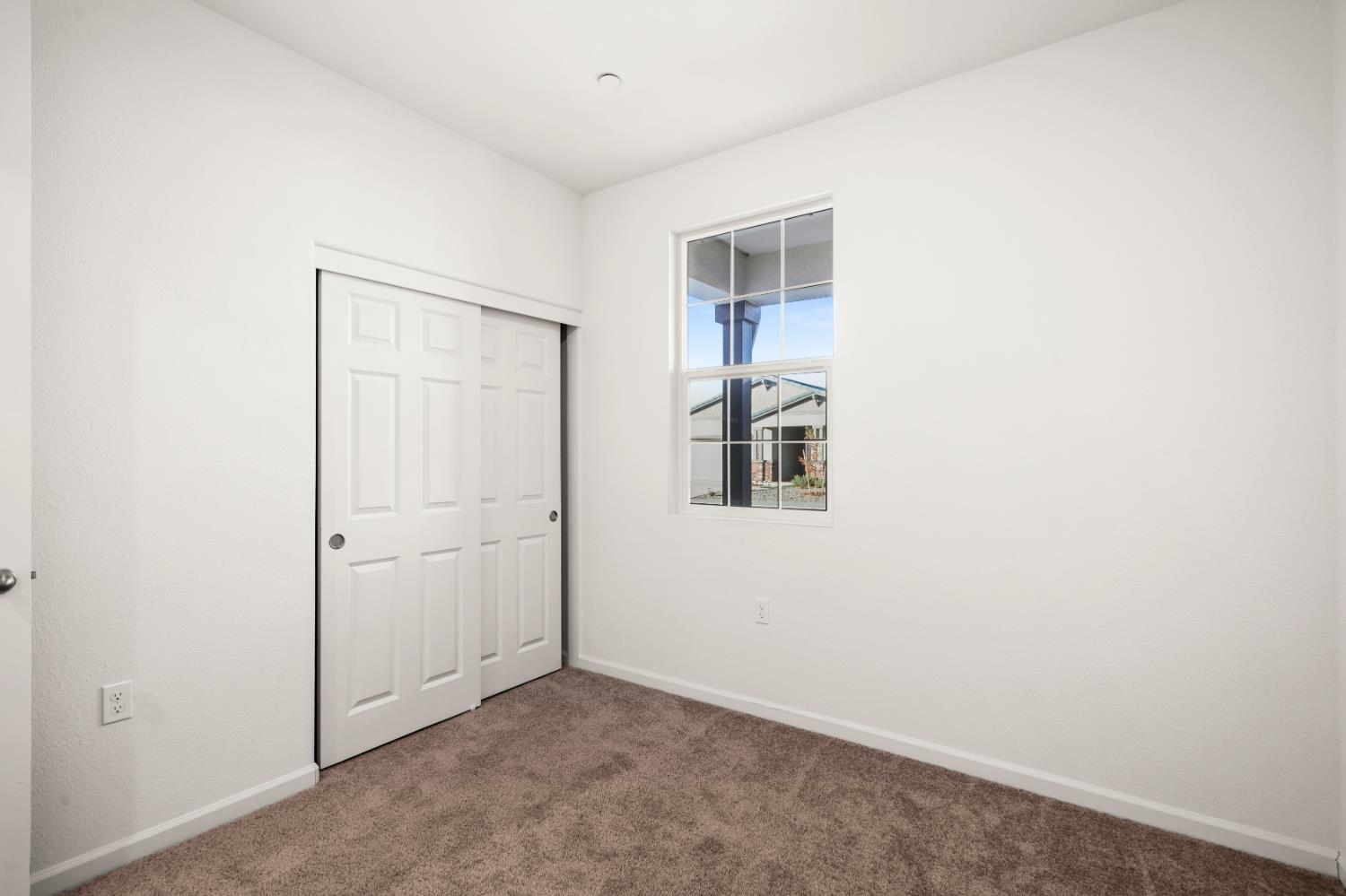 901 Farnham Dr, Patterson, CA 95363