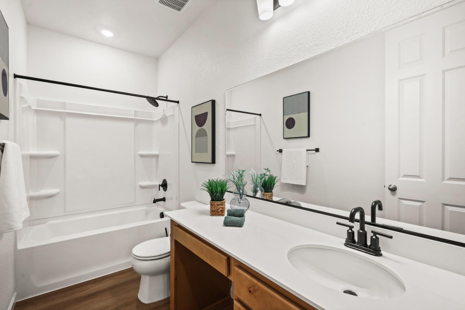 901 Farnham Dr, Patterson, CA 95363