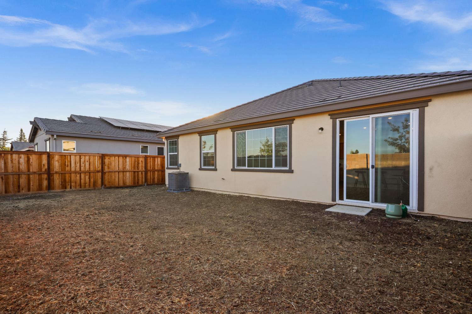 901 Farnham Dr, Patterson, CA 95363