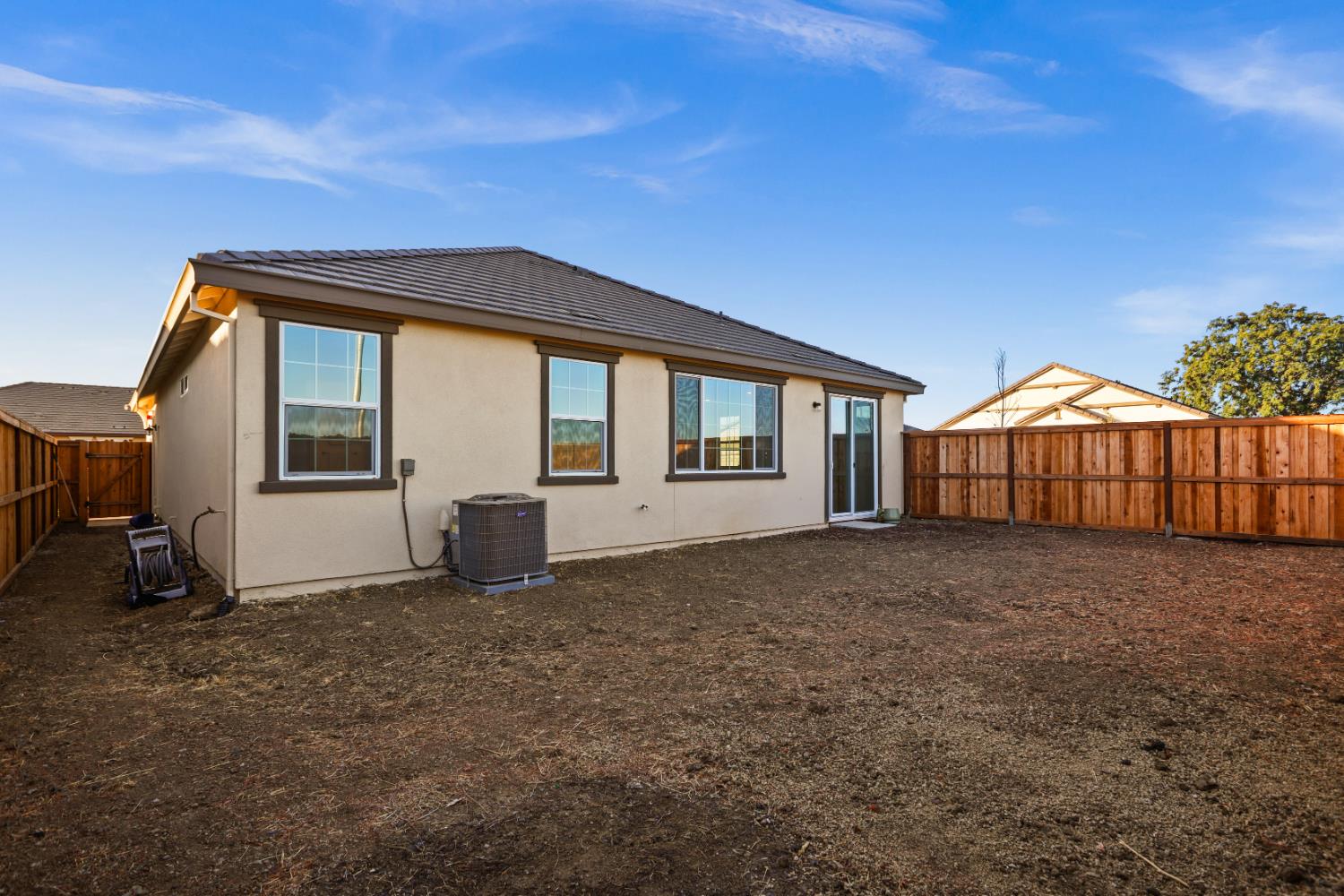 901 Farnham Dr, Patterson, CA 95363