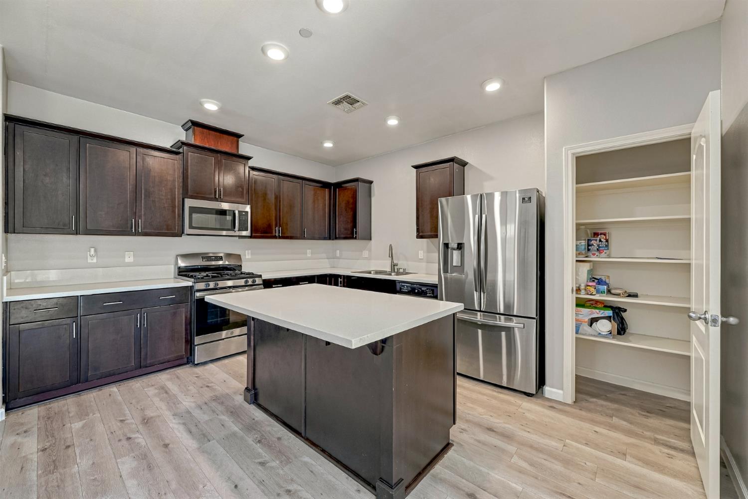 638 Phelps Dr, Merced, CA 95348
