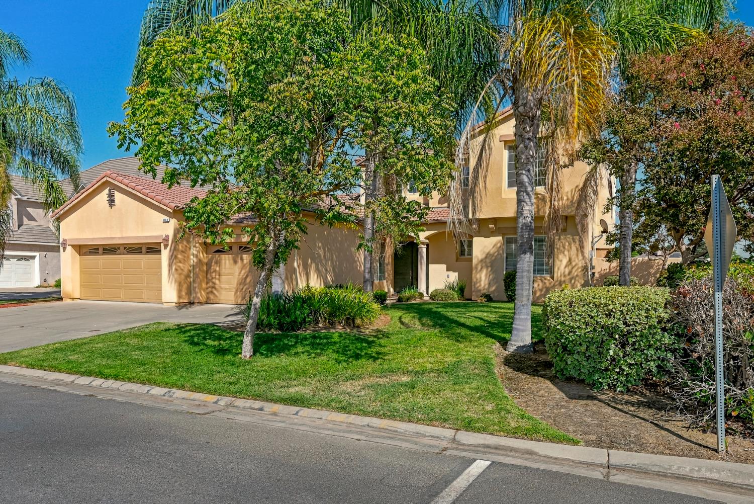 8185 Lake Shore Dr, Chowchilla, CA 93610