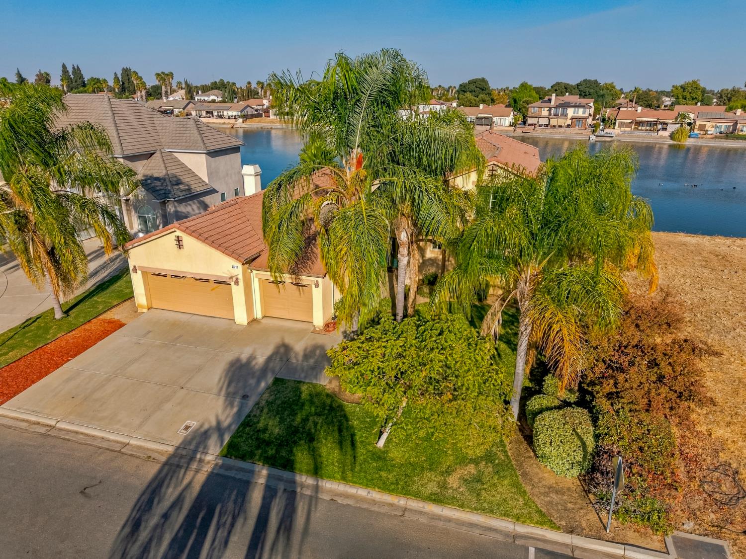 8185 Lake Shore Dr, Chowchilla, CA 93610