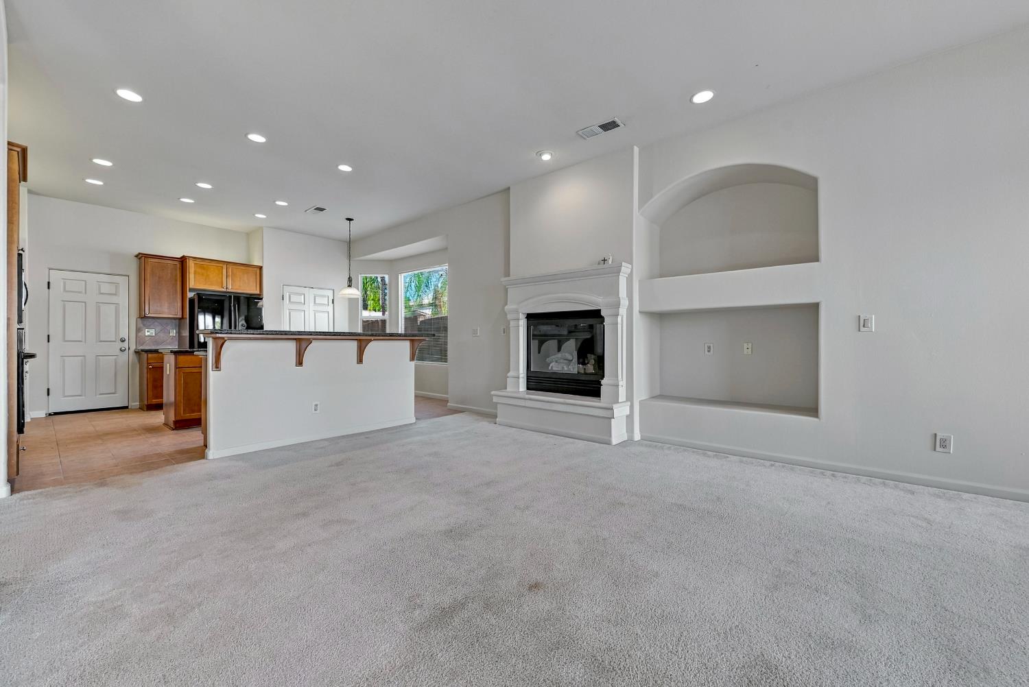 8185 Lake Shore Dr, Chowchilla, CA 93610
