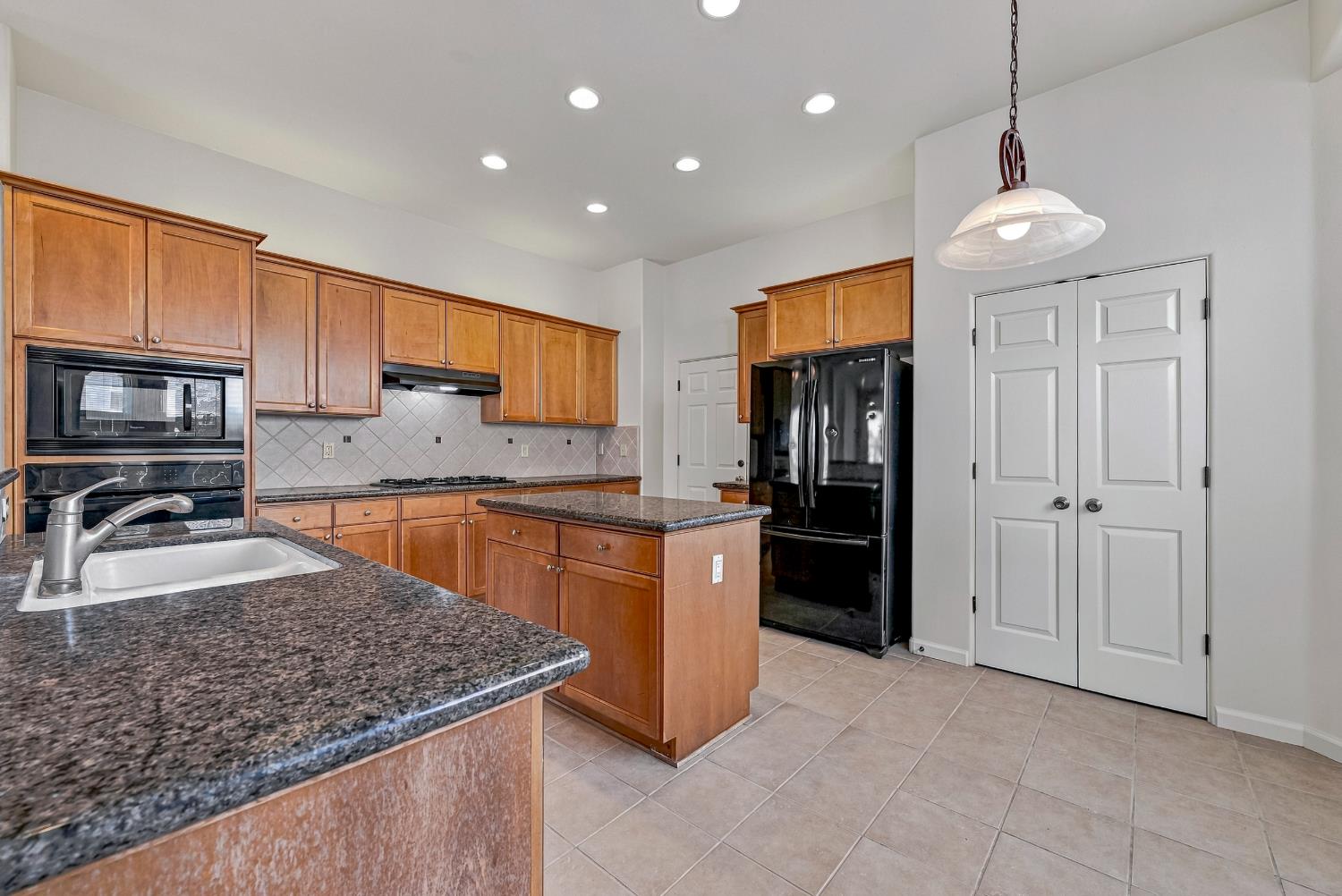 8185 Lake Shore Dr, Chowchilla, CA 93610