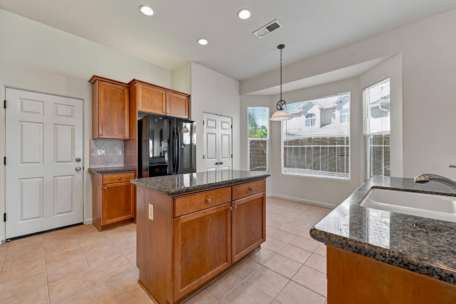 8185 Lake Shore Dr, Chowchilla, CA 93610