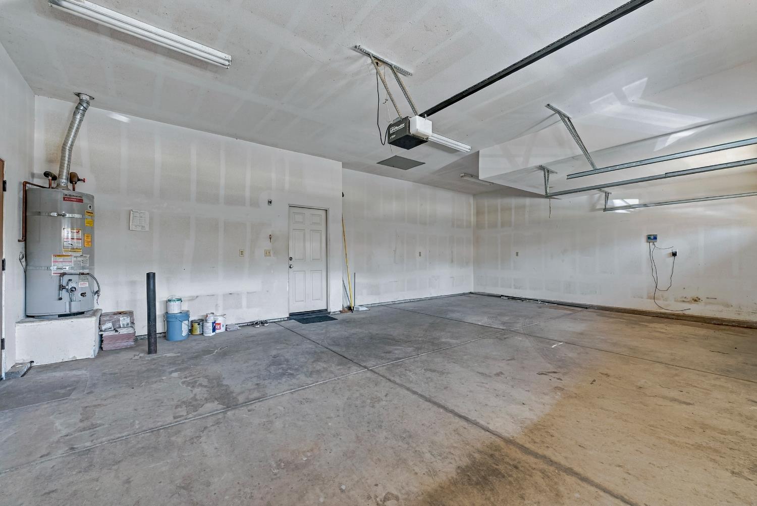 8185 Lake Shore Dr, Chowchilla, CA 93610