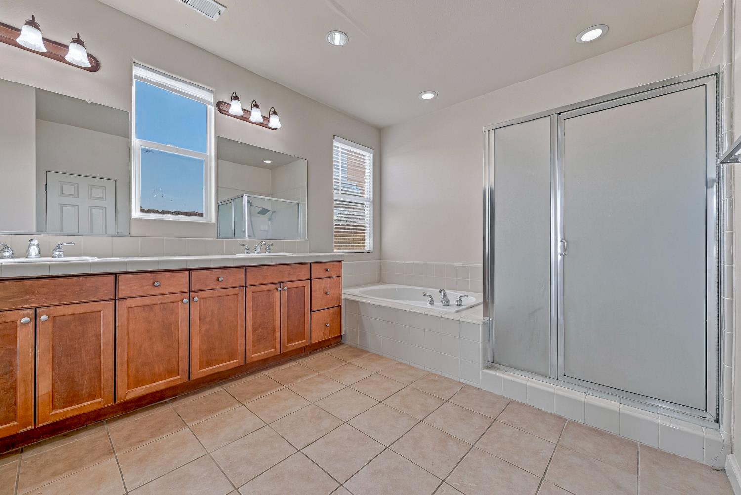 8185 Lake Shore Dr, Chowchilla, CA 93610