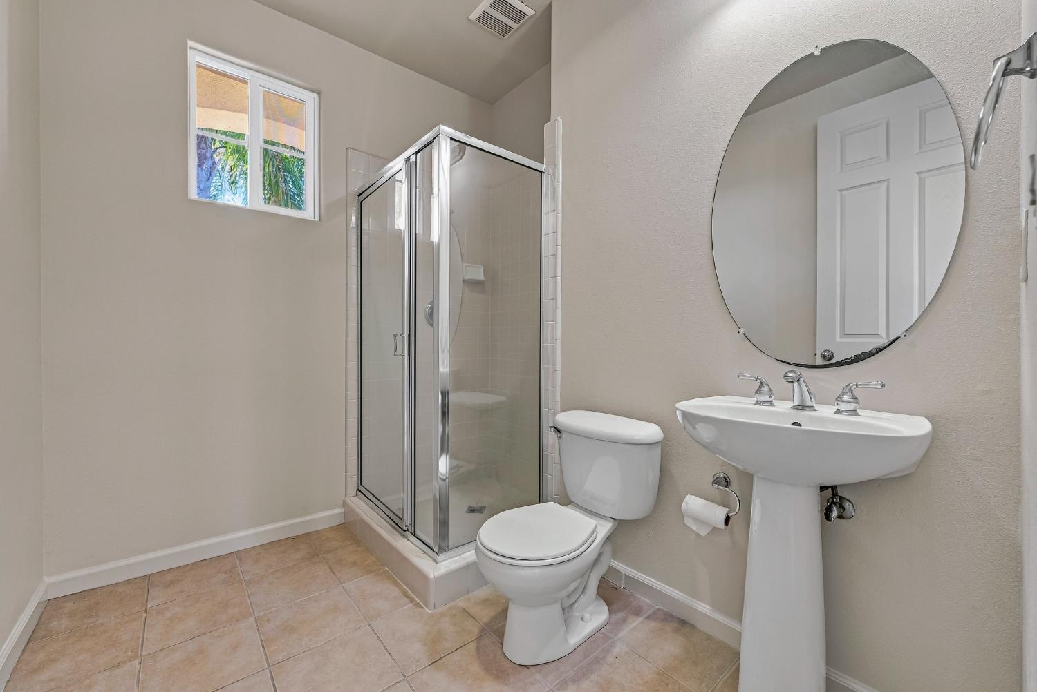 8185 Lake Shore Dr, Chowchilla, CA 93610