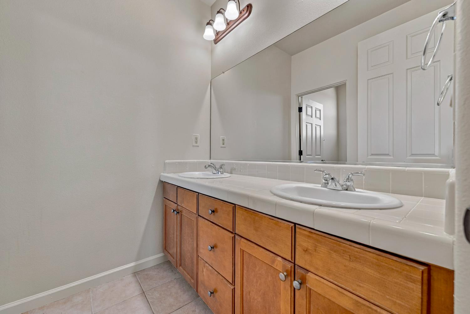 8185 Lake Shore Dr, Chowchilla, CA 93610