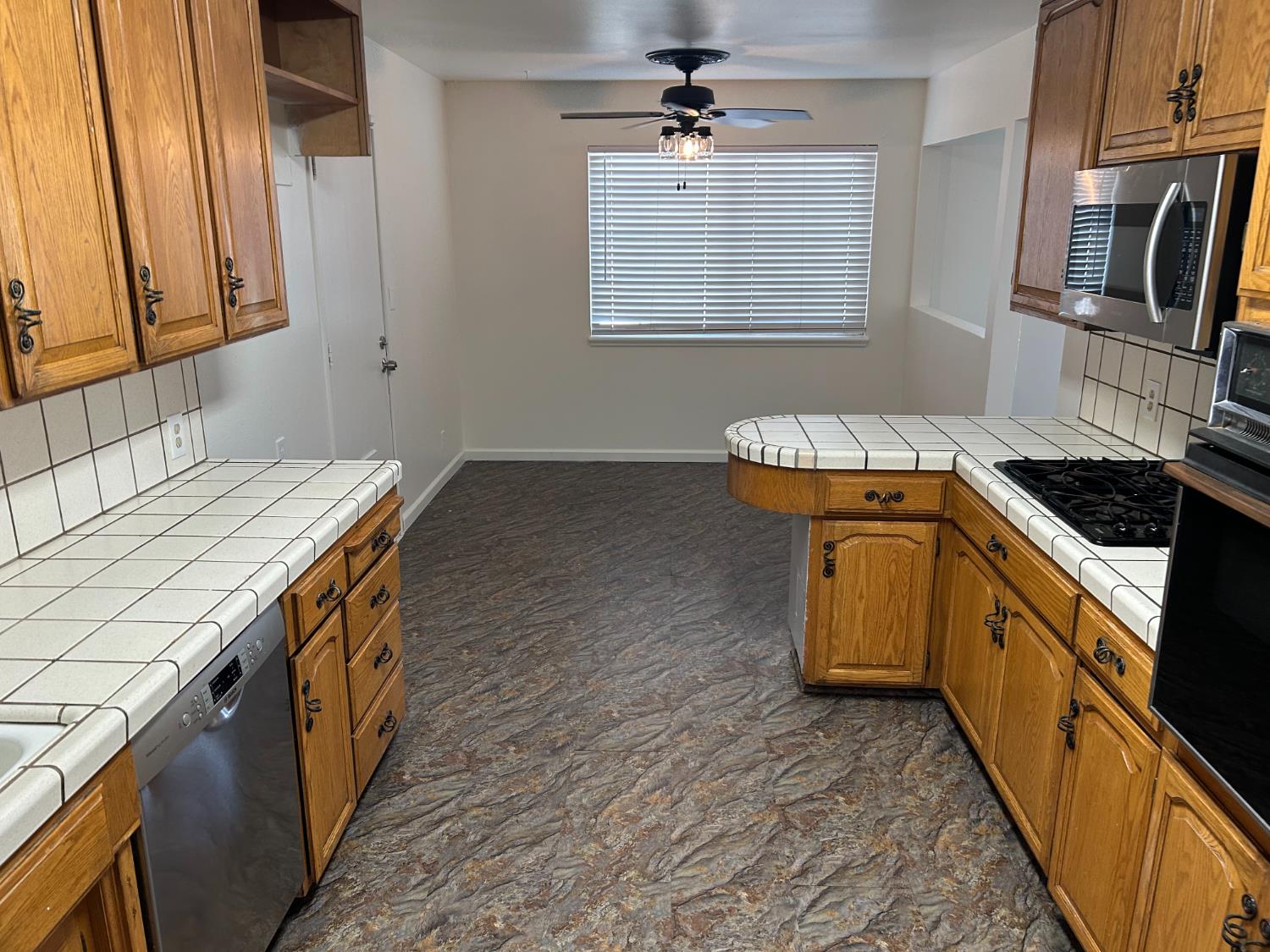 1906 W Saratoga Dr, Modesto, CA 95350