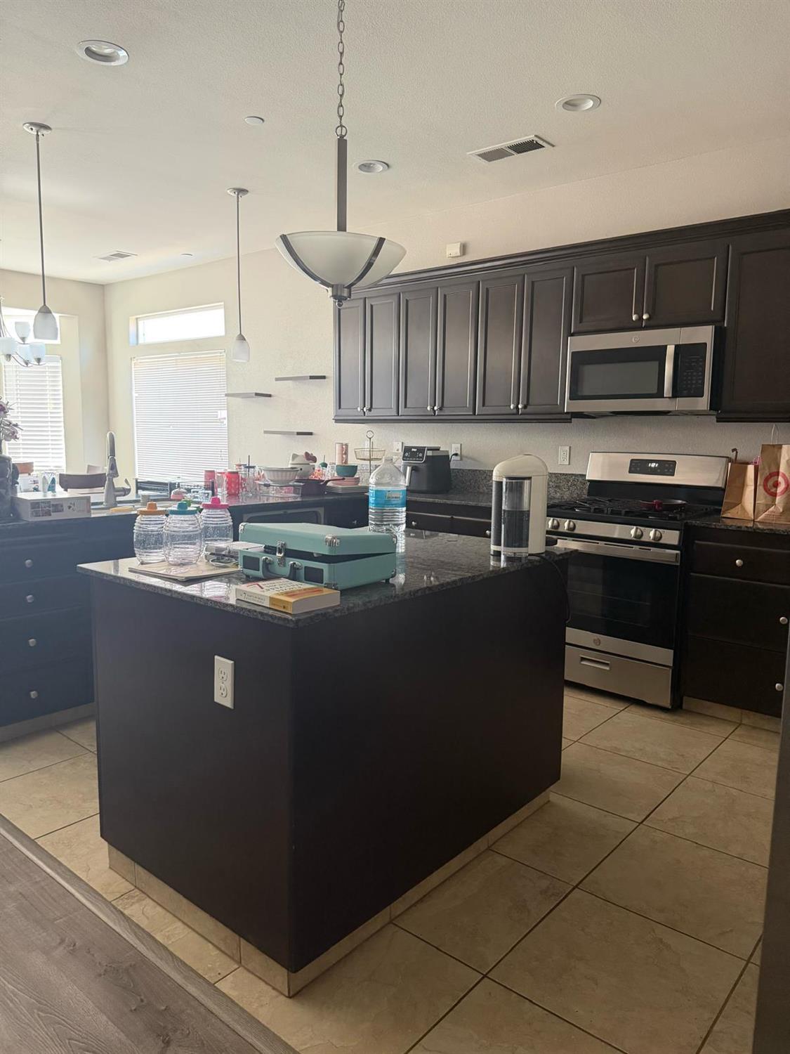 565 Rockport Dr, Los Banos, CA 93635