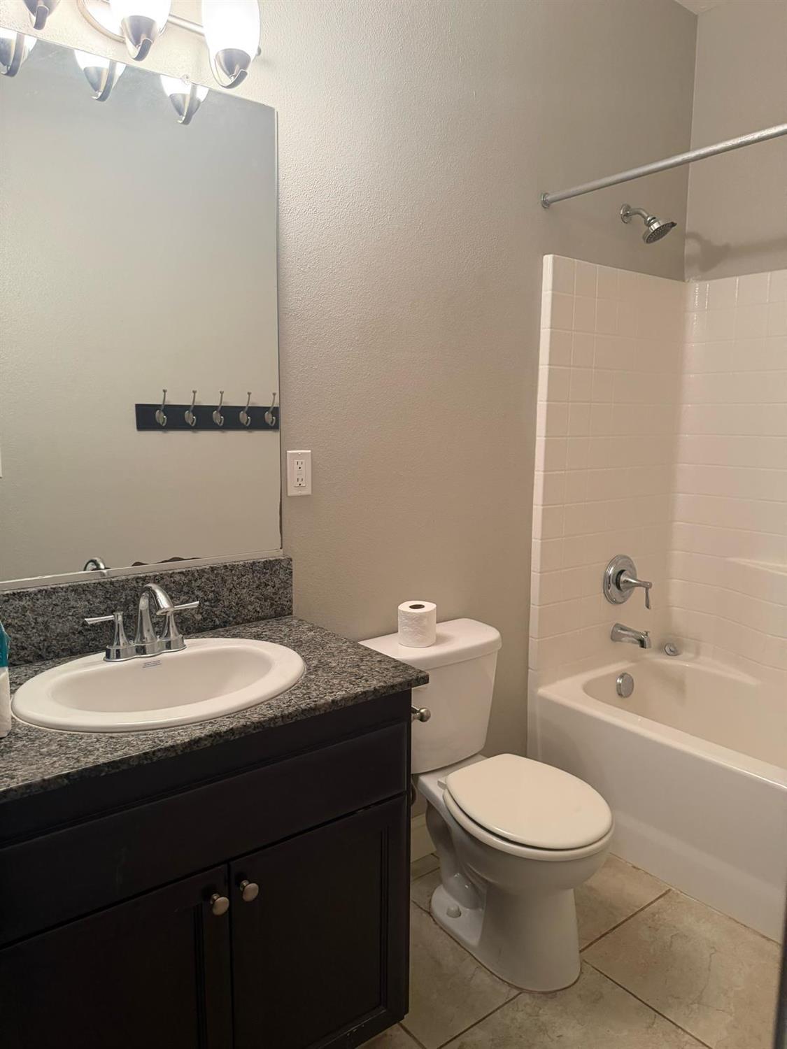 565 Rockport Dr, Los Banos, CA 93635