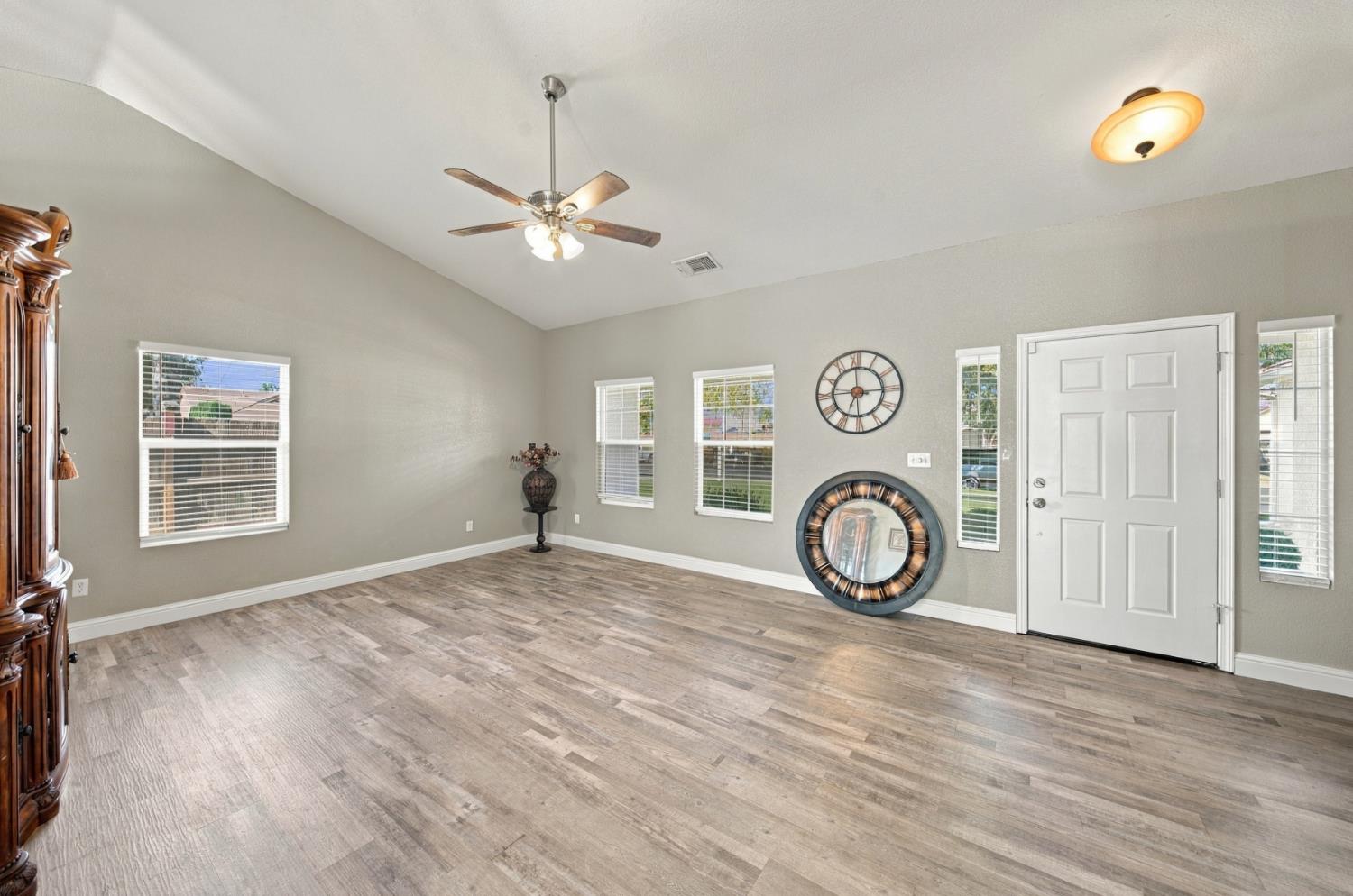 1357 Chamberlain Ave, Los Banos, CA 93635