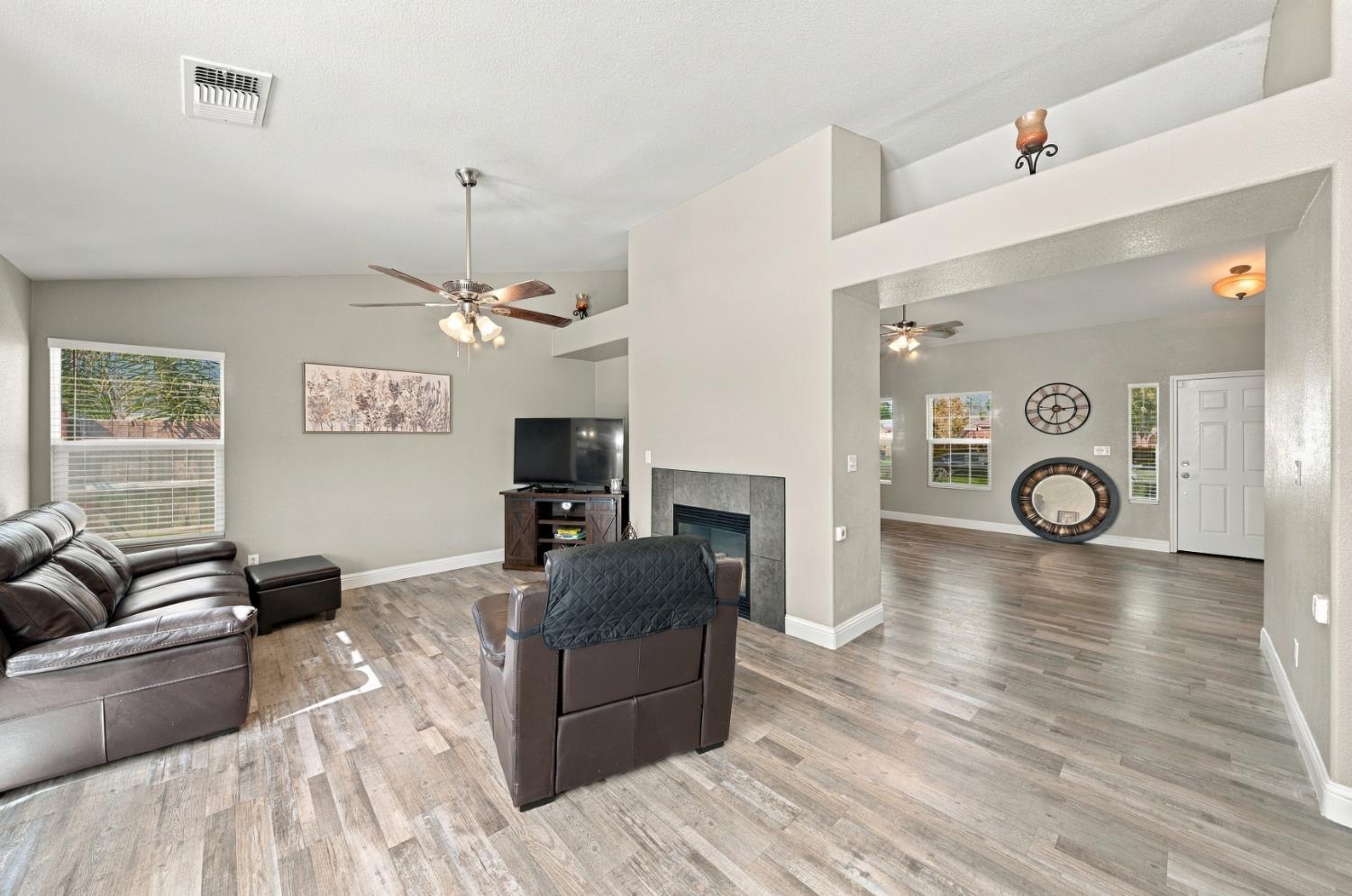 1357 Chamberlain Ave, Los Banos, CA 93635