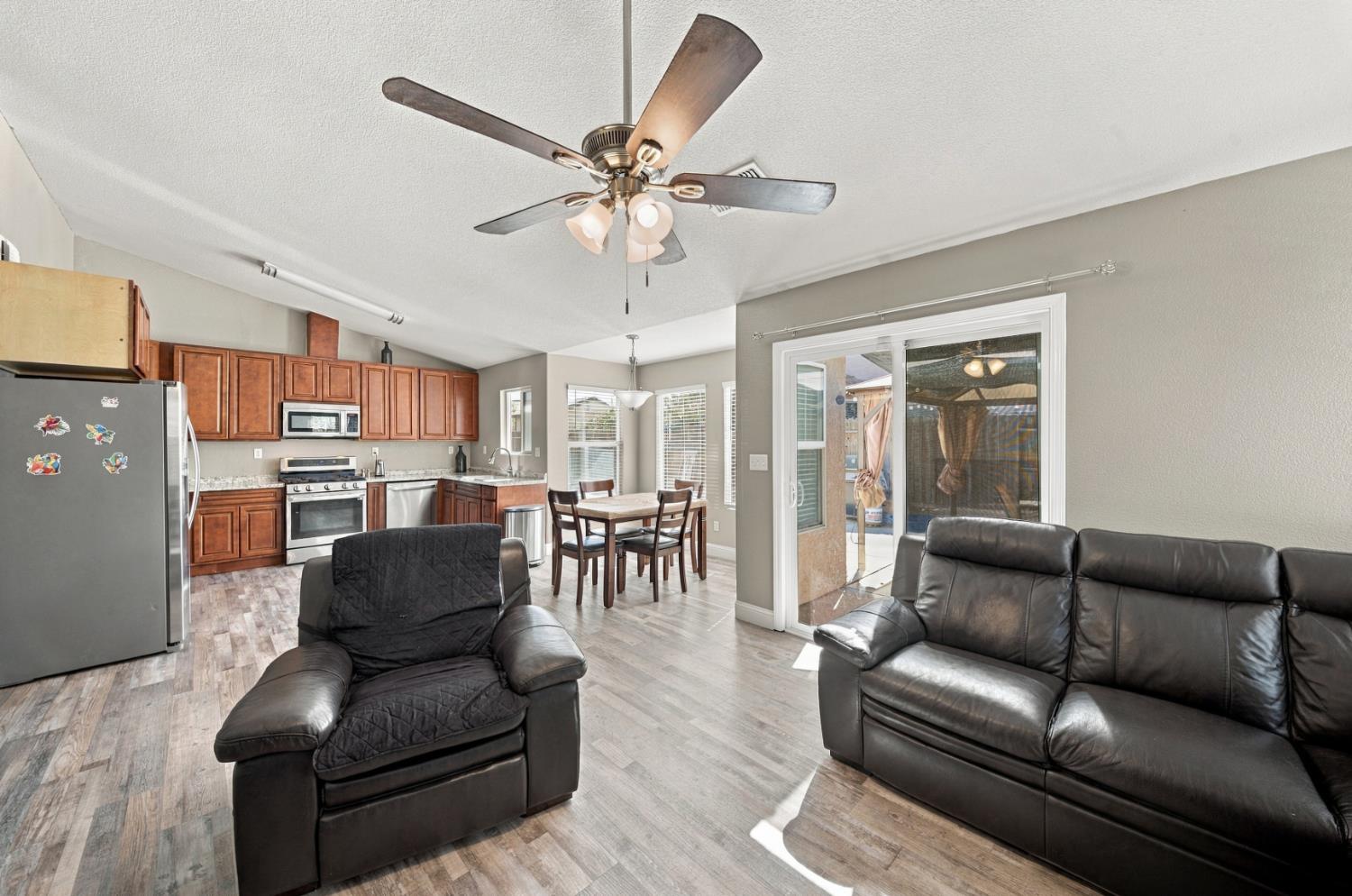 1357 Chamberlain Ave, Los Banos, CA 93635