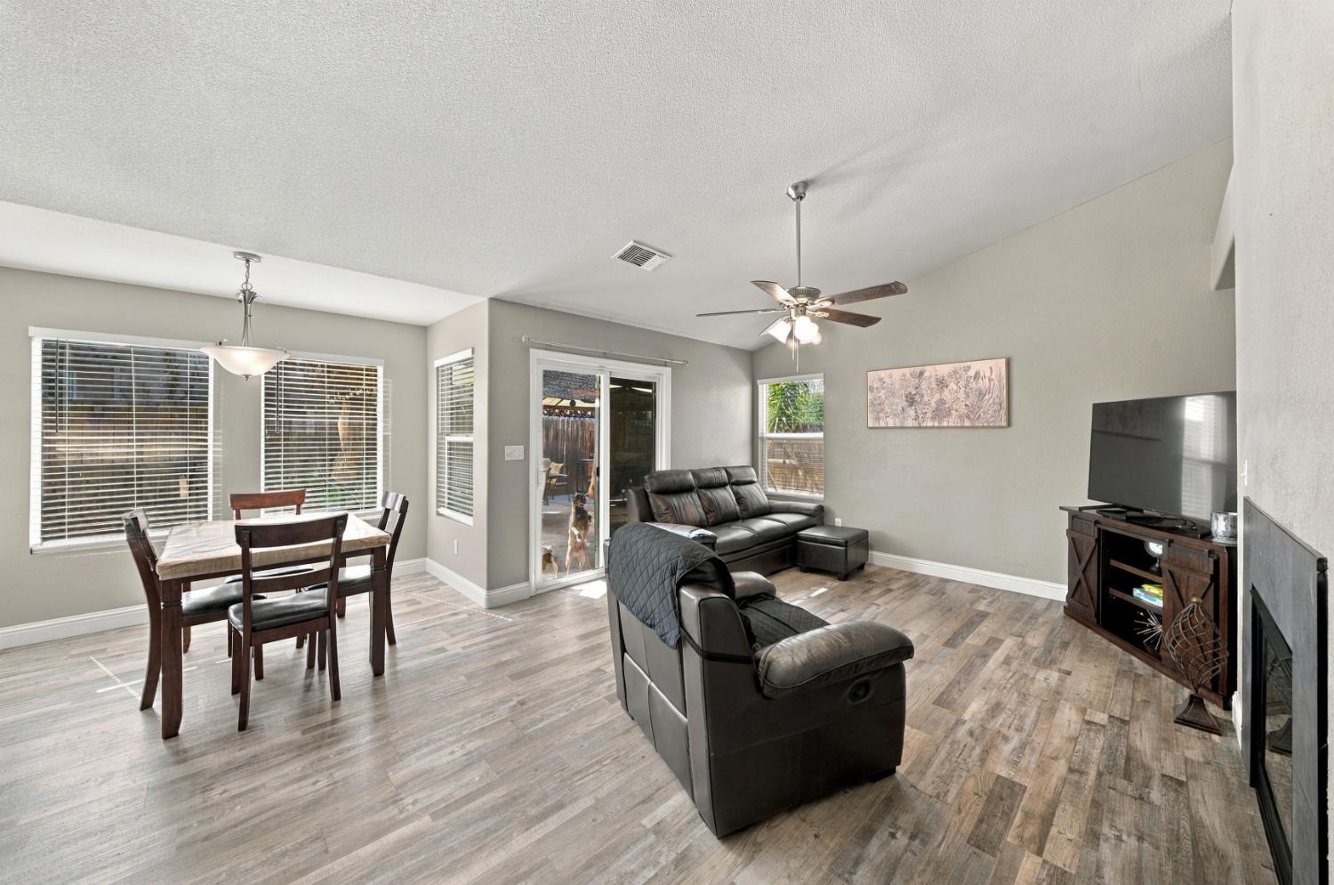 1357 Chamberlain Ave, Los Banos, CA 93635