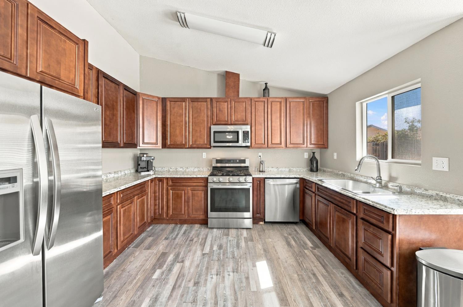 1357 Chamberlain Ave, Los Banos, CA 93635