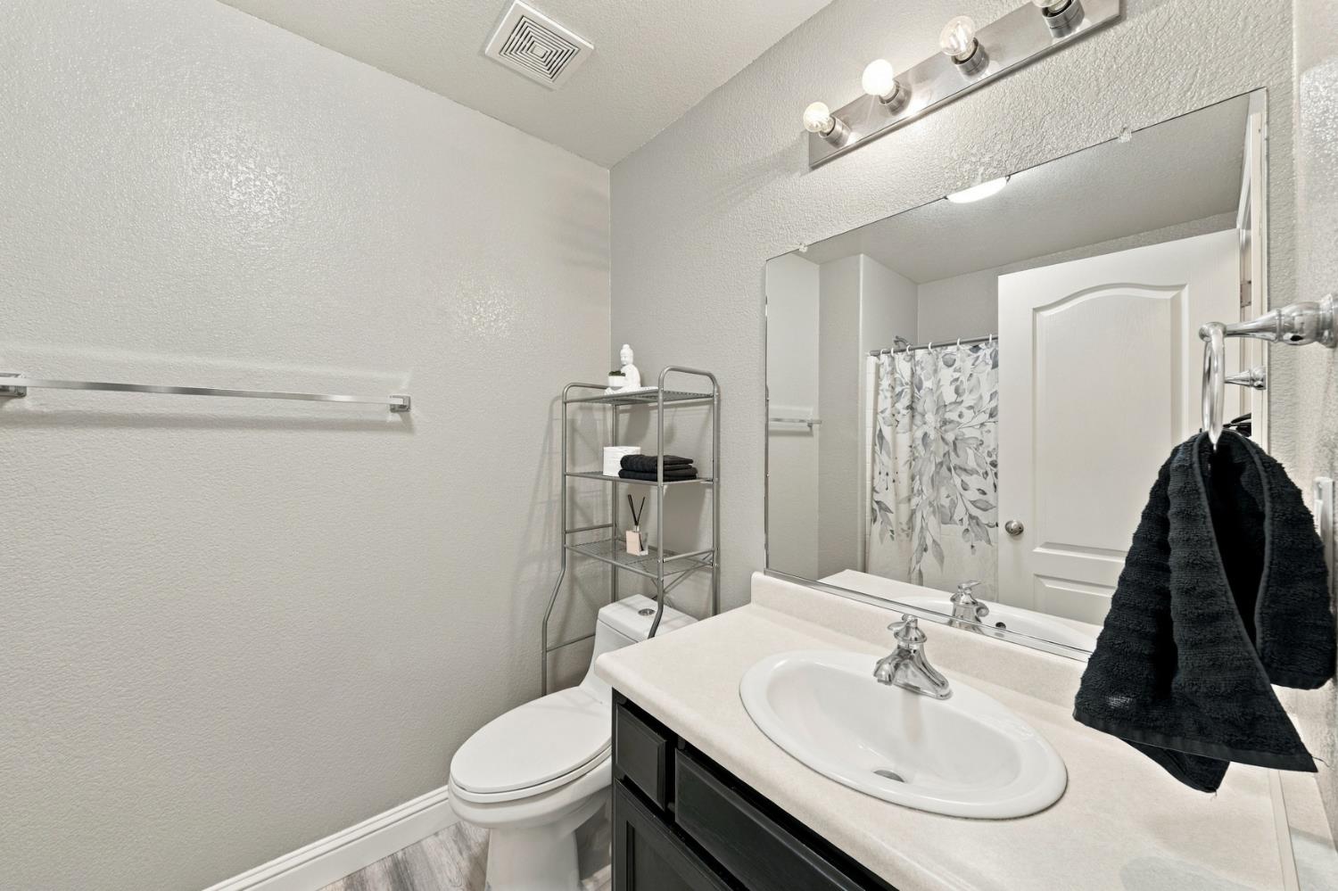 1357 Chamberlain Ave, Los Banos, CA 93635