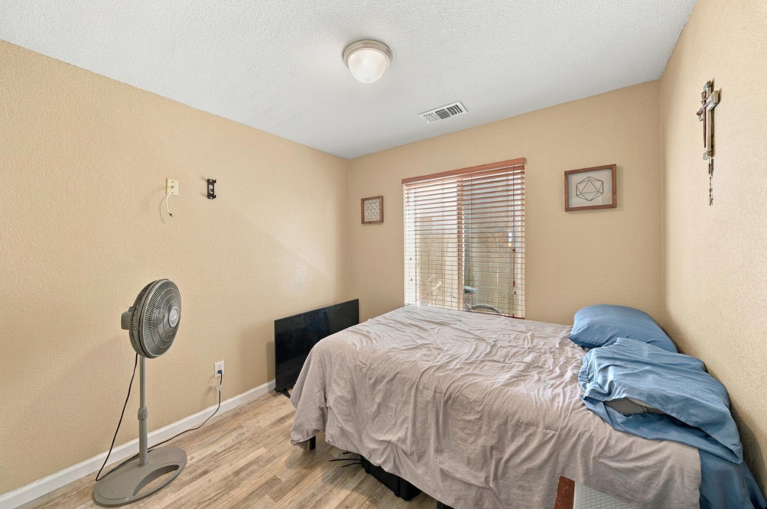 1357 Chamberlain Ave, Los Banos, CA 93635