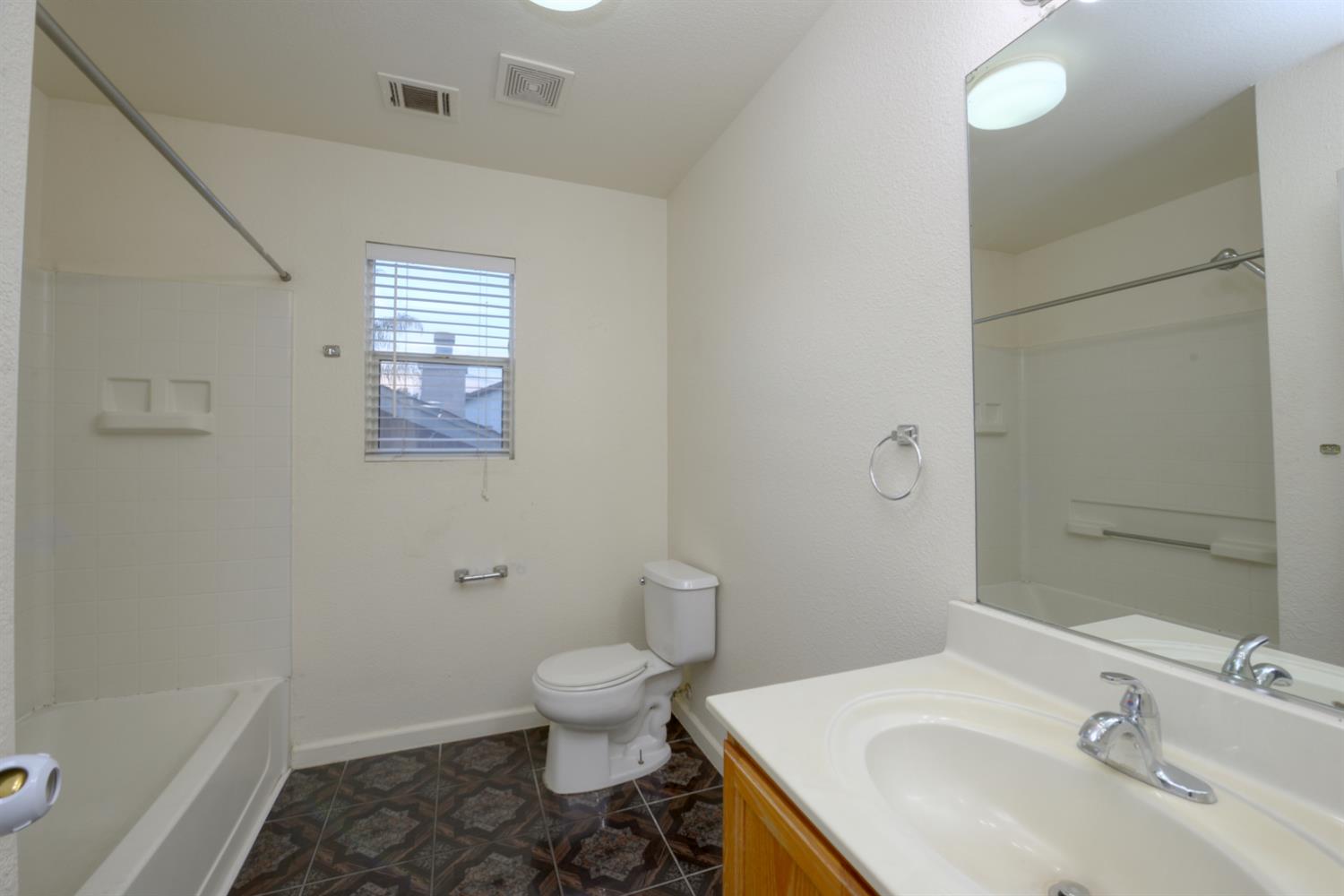 464 Red Robin Dr, Patterson, CA 95363