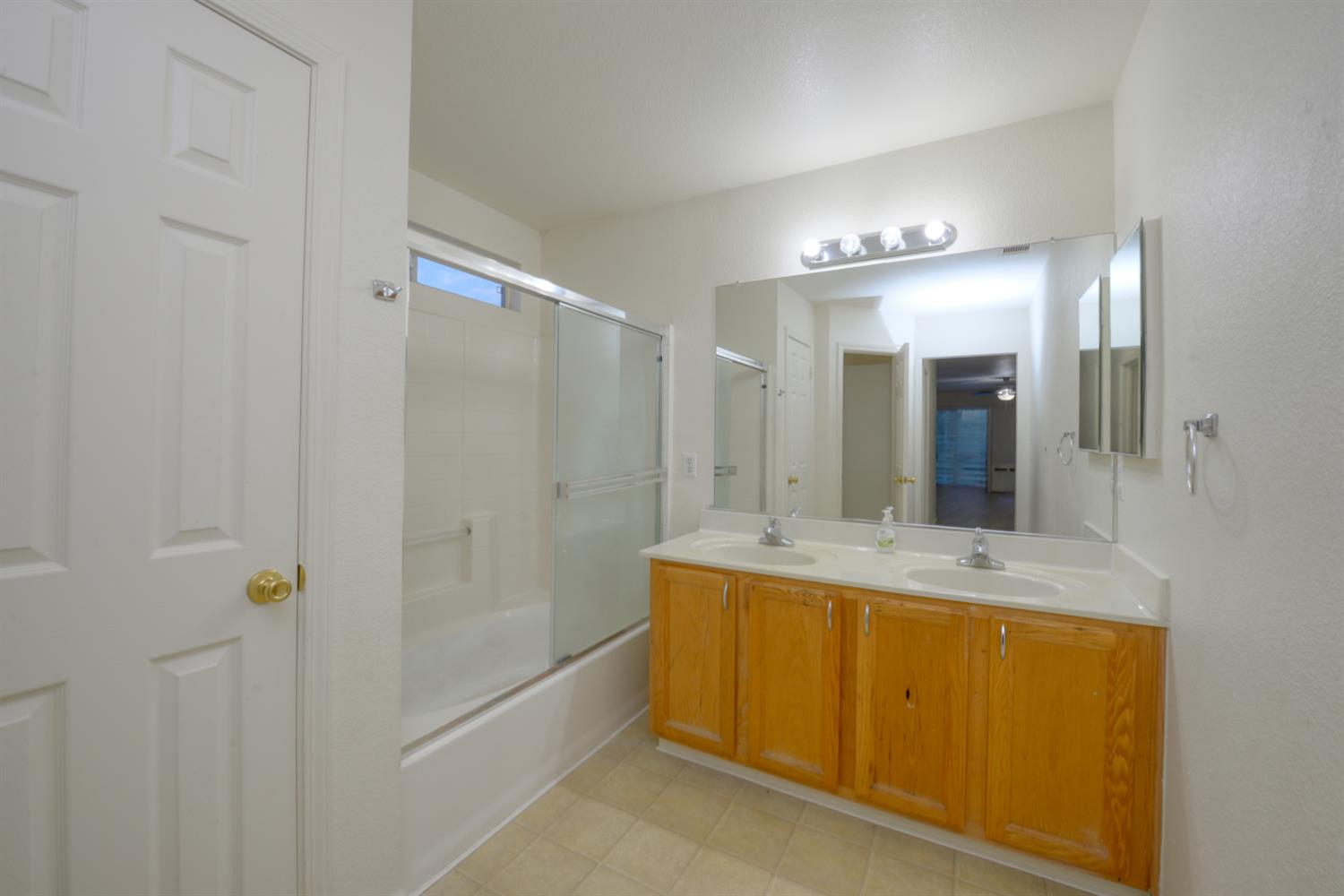 464 Red Robin Dr, Patterson, CA 95363