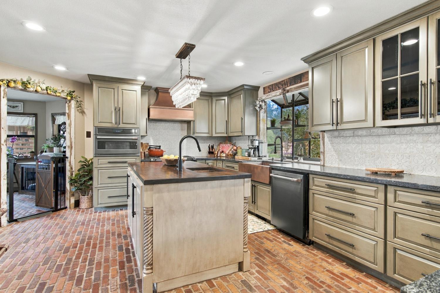 5552 Bear Creek Dr, Catheys Valley, CA 95306