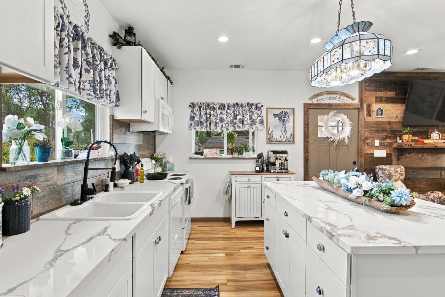 5552 Bear Creek Dr, Catheys Valley, CA 95306