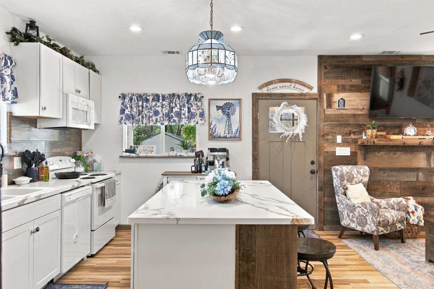 5552 Bear Creek Dr, Catheys Valley, CA 95306