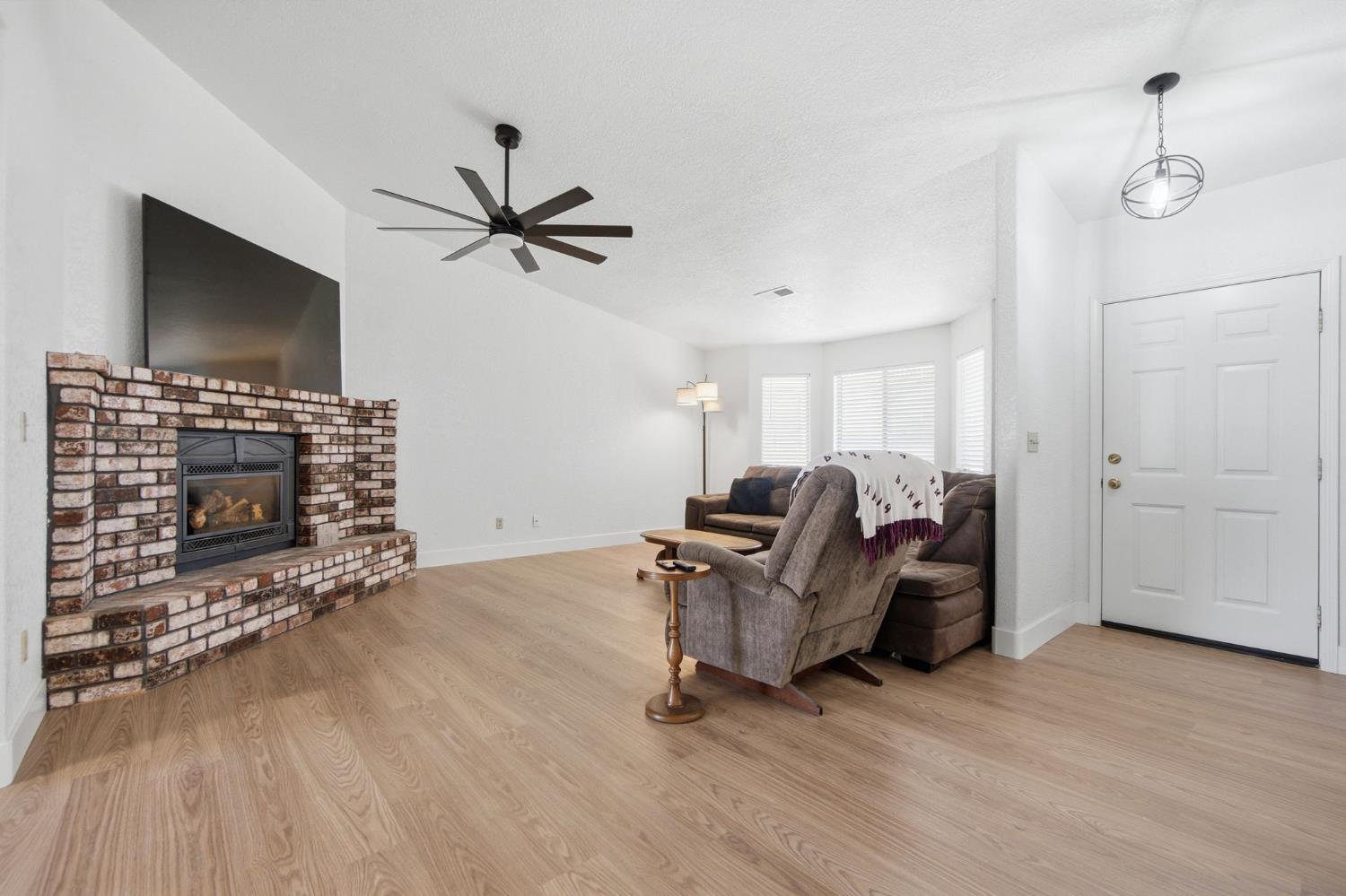 107 Frazine Rd, Modesto, CA 95357