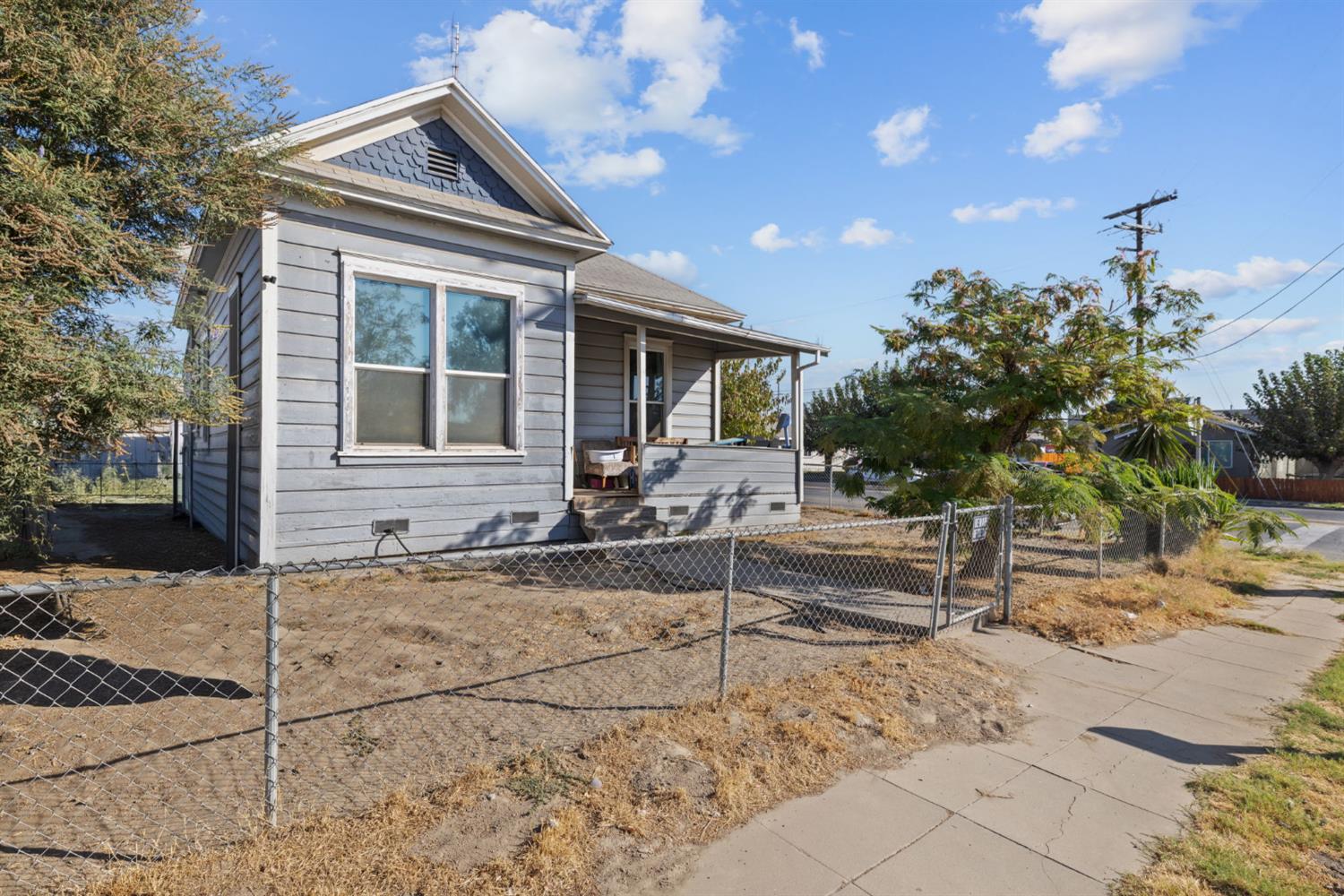 130 E 4th St, Hanford, CA 93230