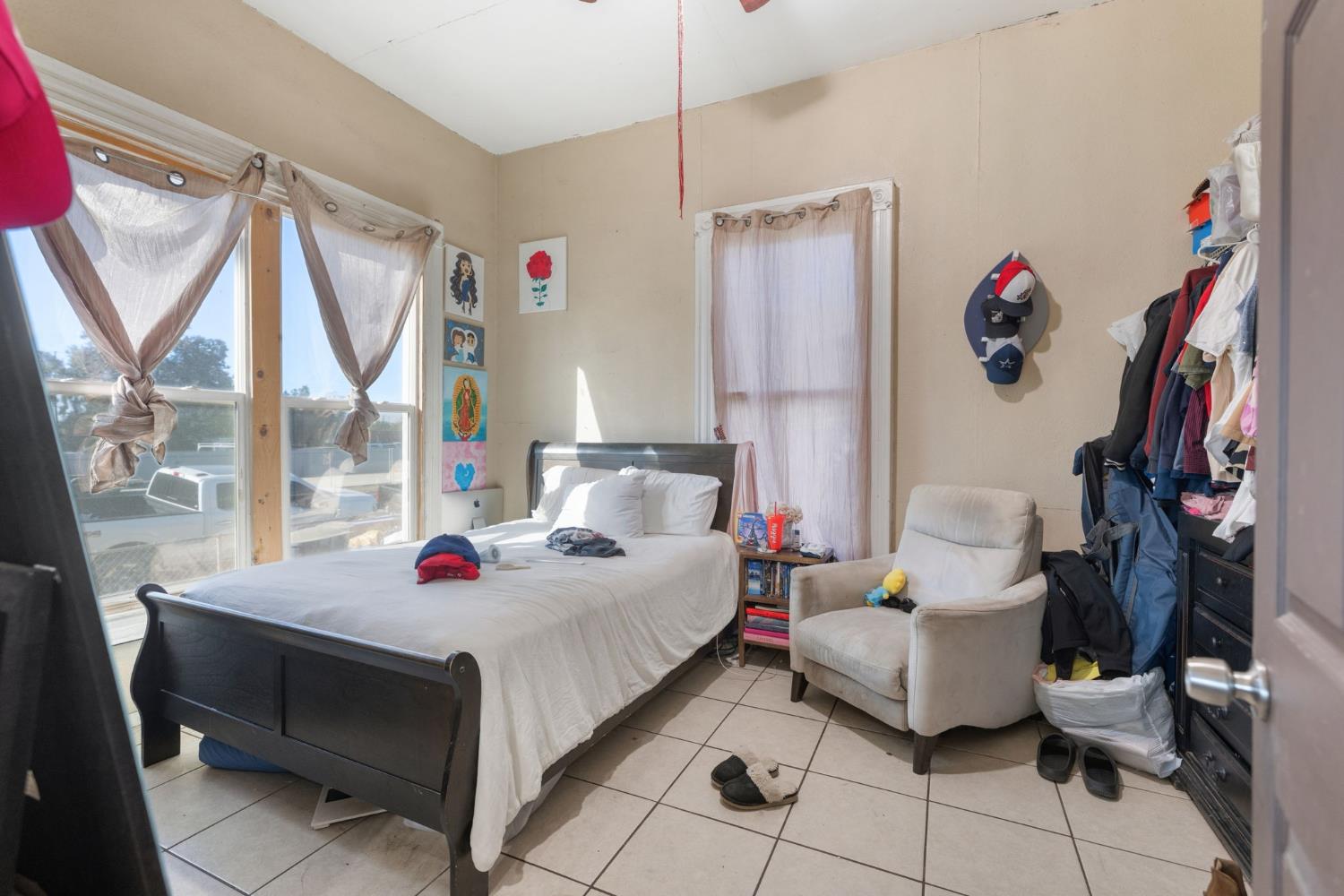 130 E 4th St, Hanford, CA 93230