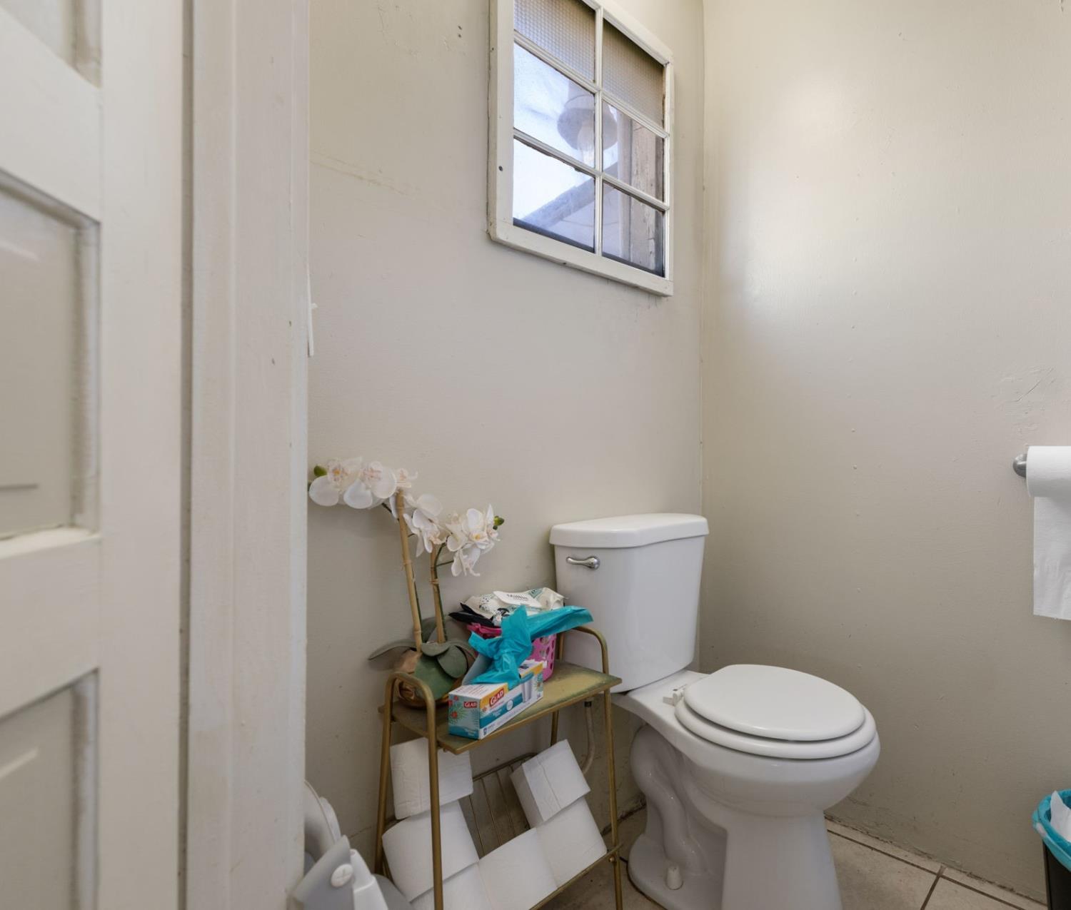 130 E 4th St, Hanford, CA 93230
