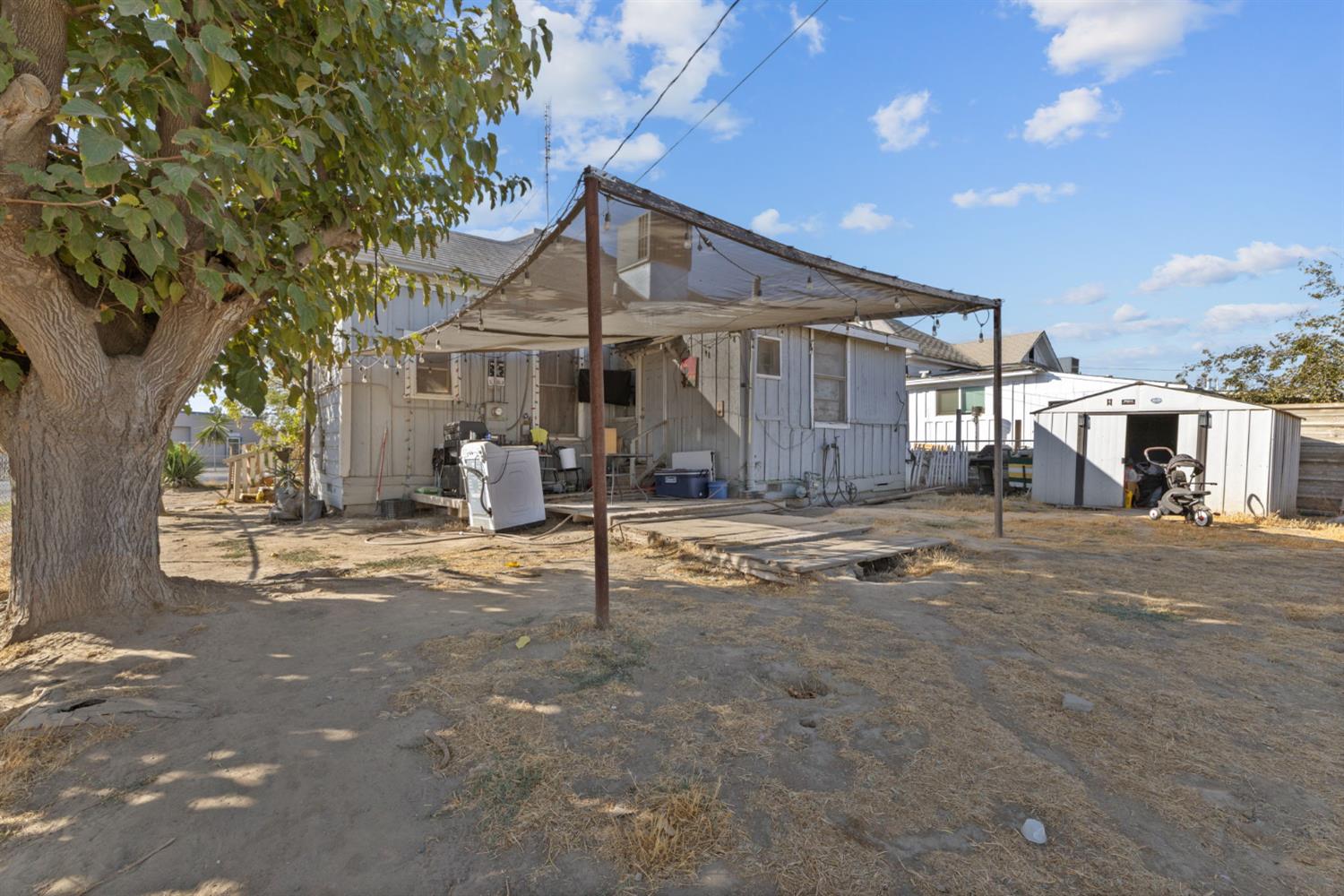 130 E 4th St, Hanford, CA 93230