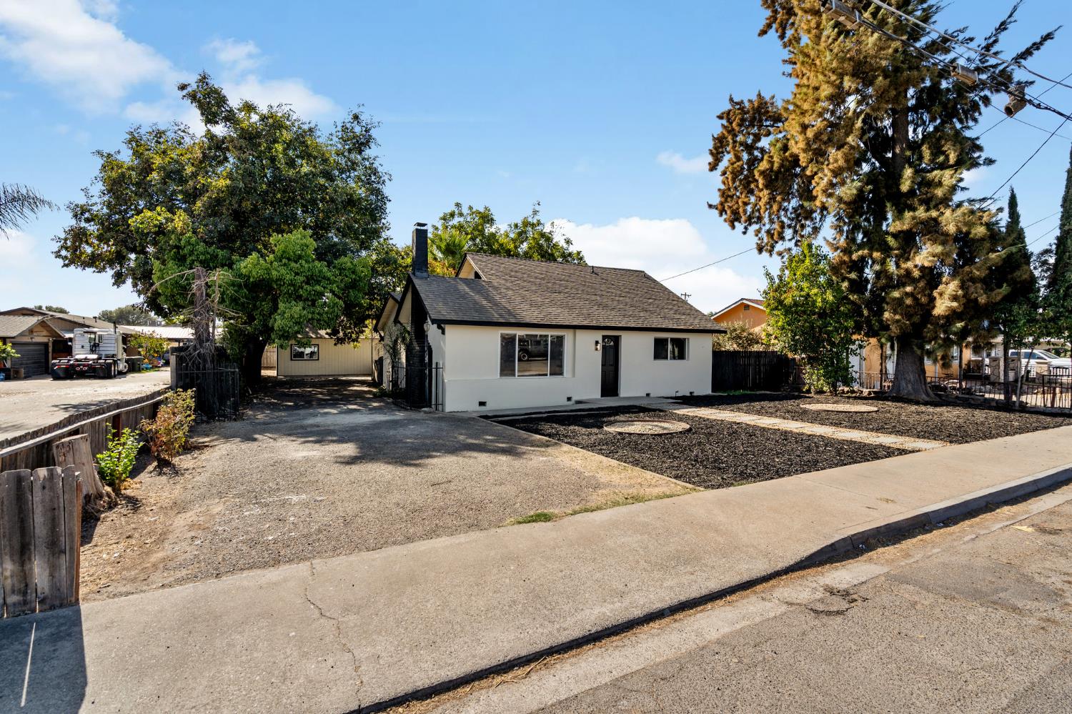 332 Hinkley Ave, Oakdale, CA 95361