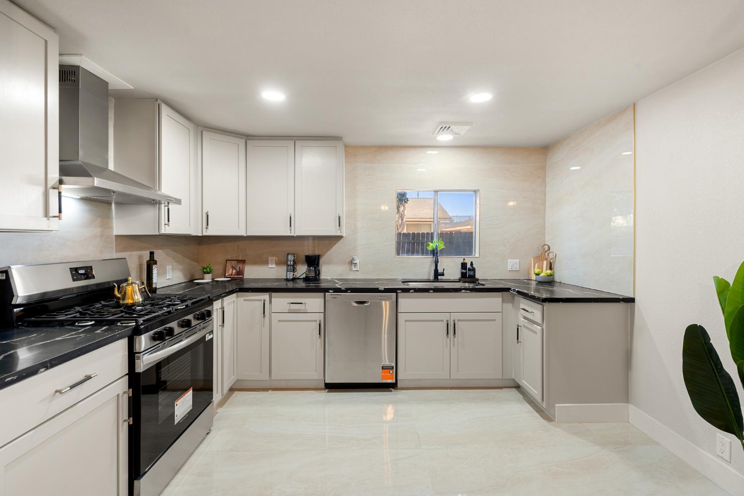 332 Hinkley Ave, Oakdale, CA 95361